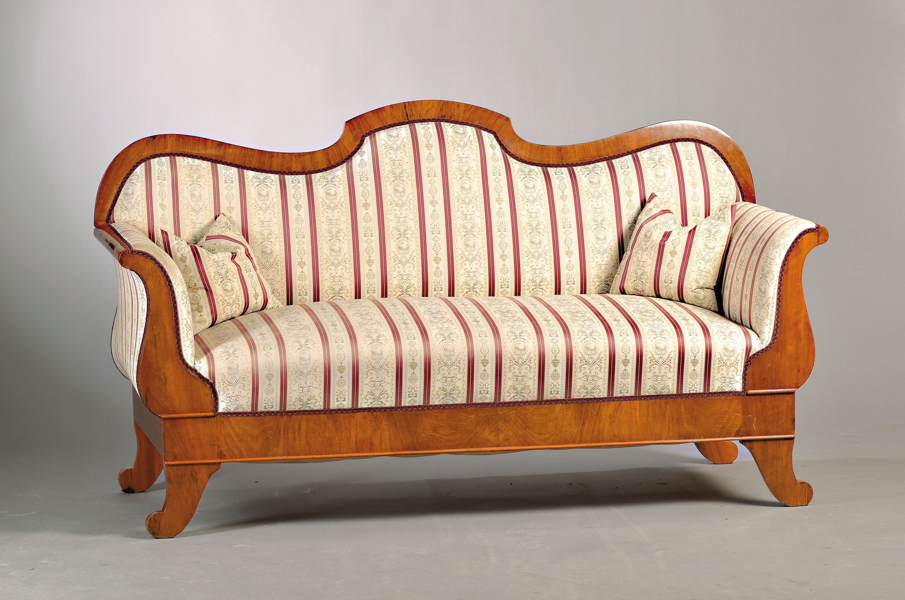Biedermeiersofa, um 1830, Gestell Nußbaumfurnier, Bezugsstoff und Polsterung im guten Zustand, ca. 100 x 178 x 35 cm, Sh. ca. 45 cm, EZ 2