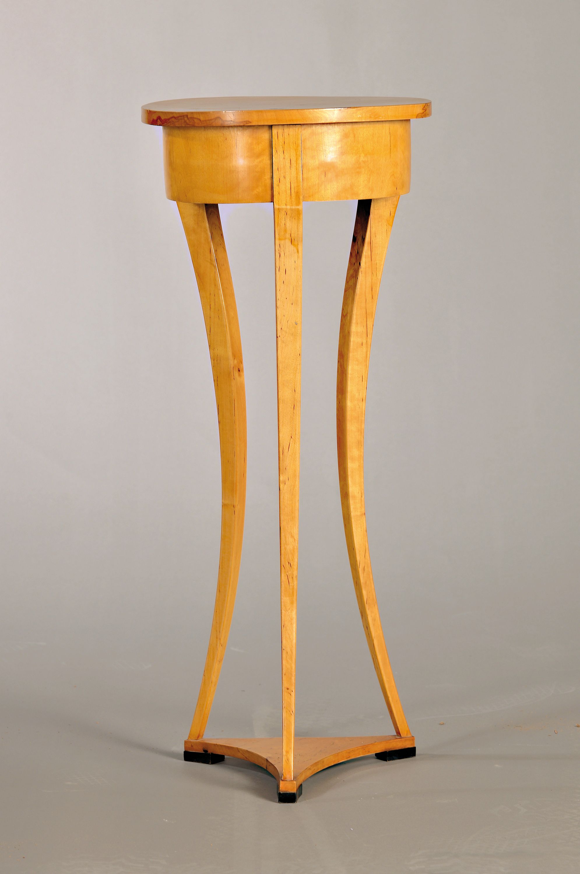 Eleganter Trommeltisch, im Biedermeierstil, 20.Jh., Birkenfurnier, kleiner runder Trommelkorpus auf 3 Beinen spitz zulaufend, H. ca. 74 cm, D. ca. 30 ...
