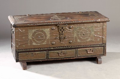 Image 26765603 - Dowry chest/wedding chest, probably Zanzibar, 19th century, teak with brass and copper overlays on the front and on the lid, three drawers, large decorated brass fitting with latch, inside a side shelf with lid, slight traces of age and usage, 53 x 109 x 45.5 cm, condition 2-3