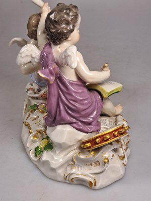 26765618l - Porcelain group, Meissen, around 1890/1900, allegory of poetry, designed by Johann Joachim Kaendler, two musical cupids, model no. 2464, fine polychrome painting, gold decoration, pommel swords, approx. 12.5 x 16 cm