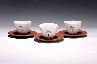 Image 26765620 - Three bowls with saucers, Meissen, Böttger stoneware/porcelain, anniversary edition 1682/1719/1982, height approx. 4.5 cm
