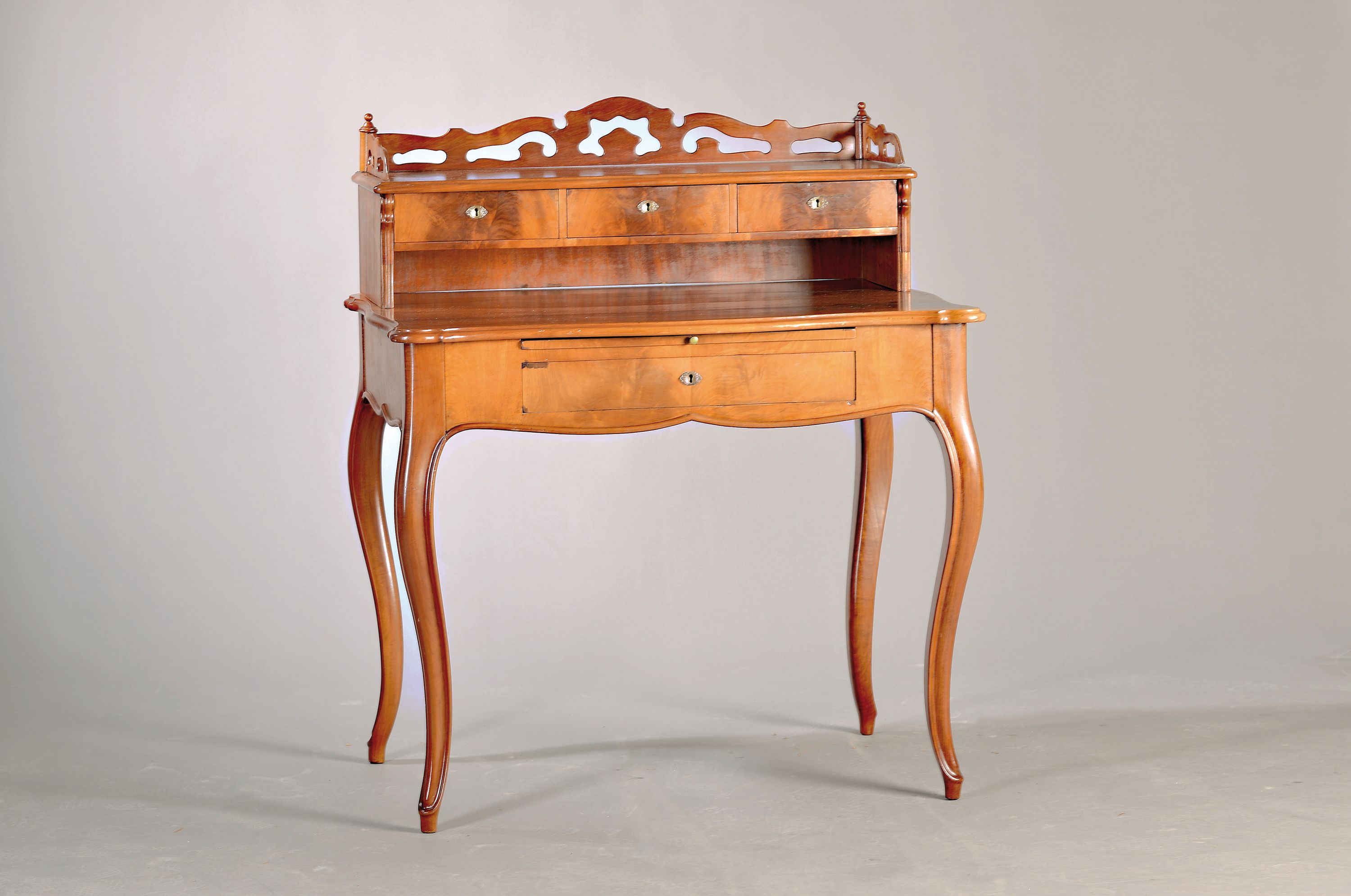 Damenschreibtisch, norddeutsch, um 1860/70, Mahagonifurnier, Korpus eine Schublade, auf elegant geschwungenen Beinen, Aufsatz mit 3 Schubladen und ...