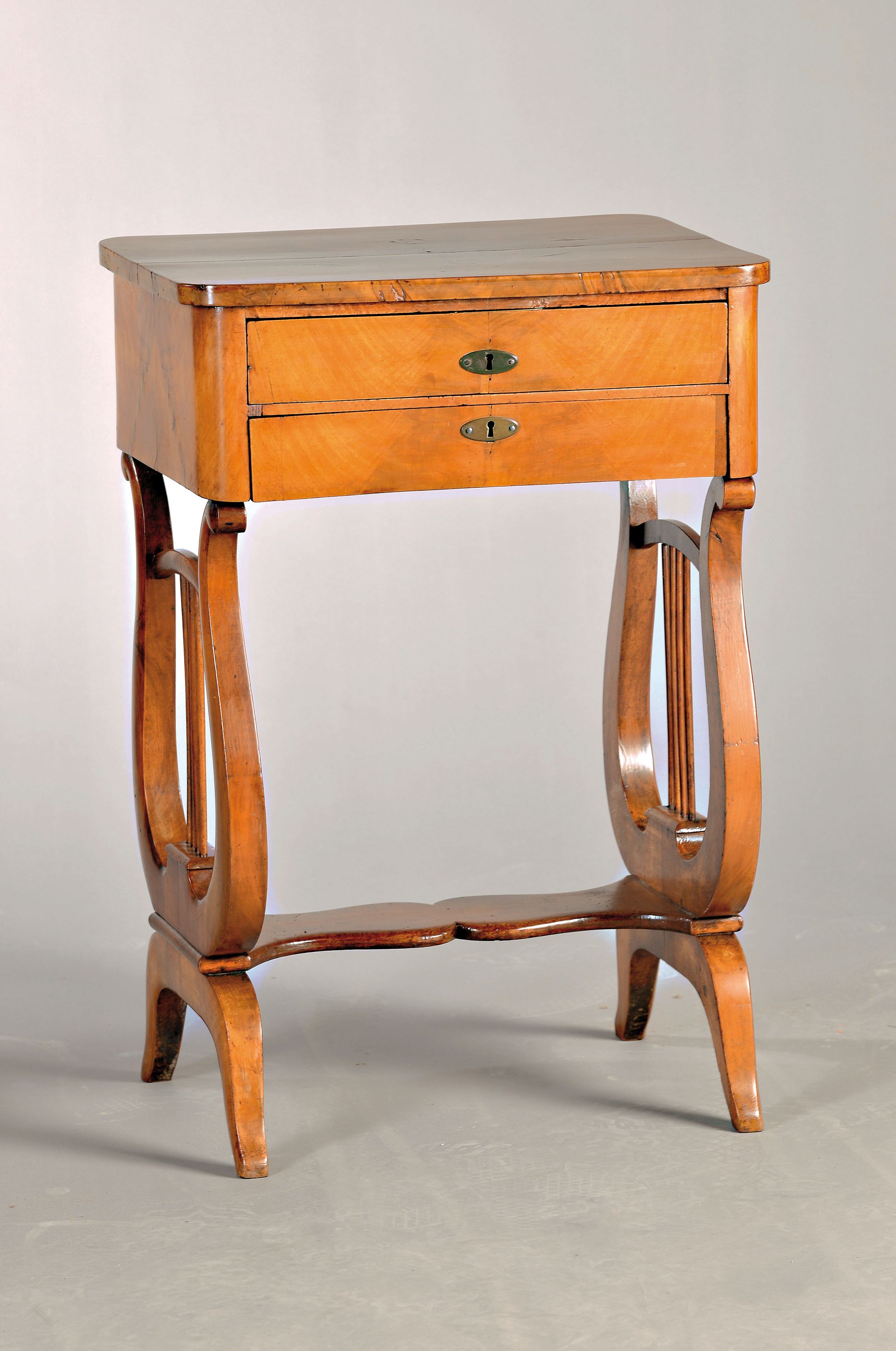 Lyra-Beistelltisch, Biedermeier, um 1830, Nußbaumfurnier, Korpus auf Wangen in stilisierter Lyra, 2 Schlüssel, ca. 78x53x38 cm, EZ 2-3