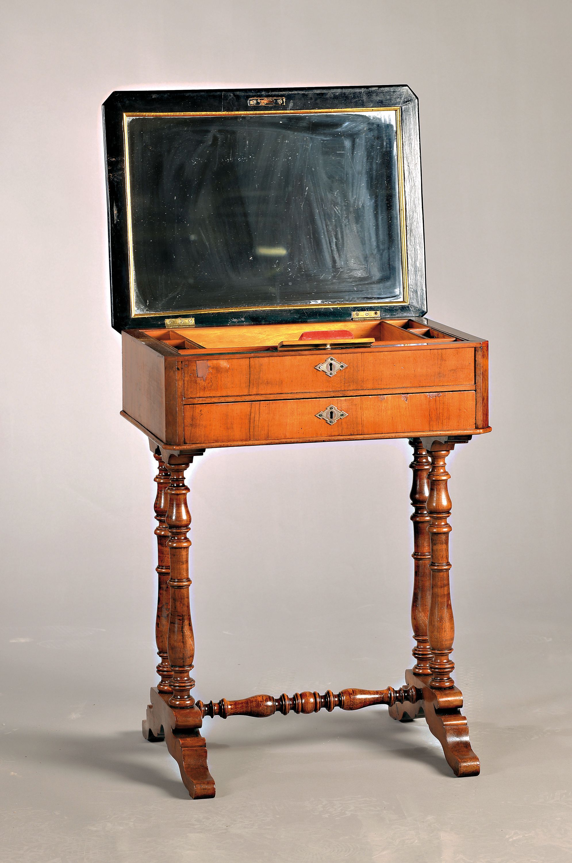 Nähtisch/Beistelltisch, um 1890, Nußbaumfurnier, hochklappbarer Deckel mit feiner floraler Marketerie, ca. 74x57x42 cm, EZ 2