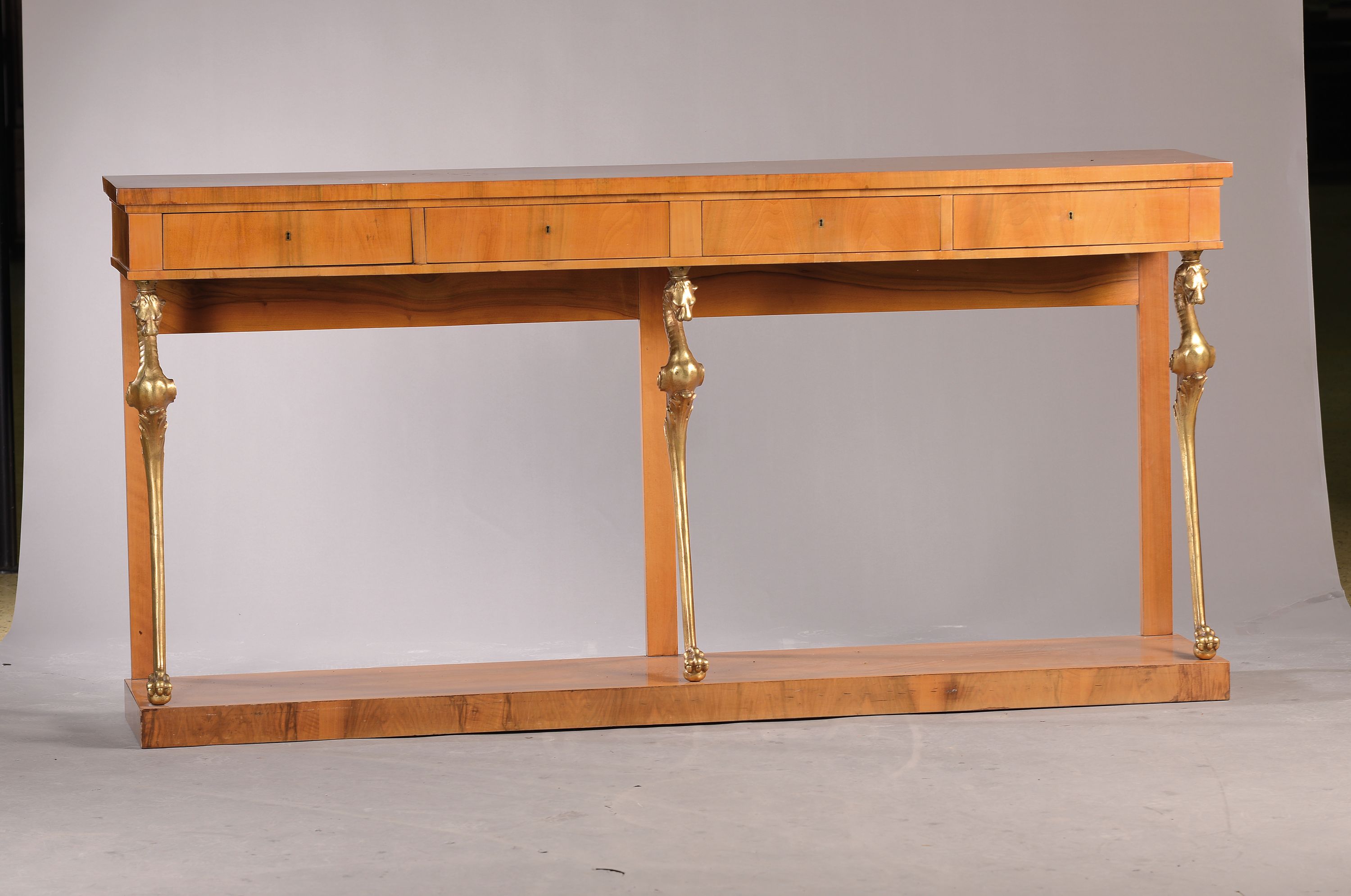 Detail a: Konsole/Anrichte, im Biedermeier-Stil, um 1900, Nußbaumfurnier, 4 Schubladen, Korpus wird getragen von vergoldeten fabelwesenartigen Seepferdchen, ...