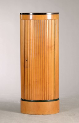 Image 26765918 - Column cabinet, around 1910, cherry tree veneer, can be set up freely in the room, one solid door, inside with 3 shelves, polished shellac, 1 key, approx. 116x43x36 cm, condition 2