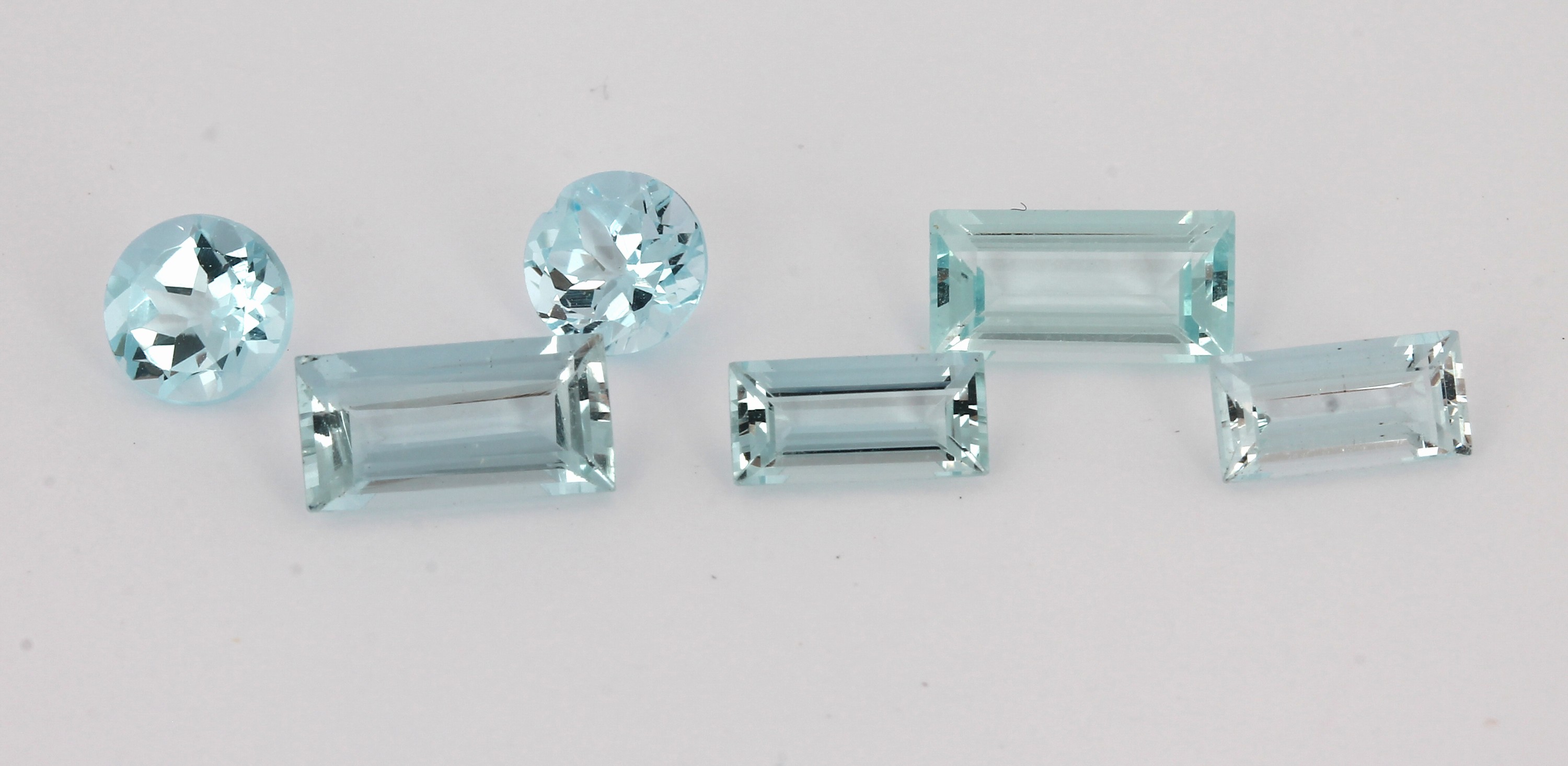 Lot 6 lose Aquamarine, ca. 6.30 ct, 2 x rundfacett. und 4 x Treppenschliff in versch. Größen