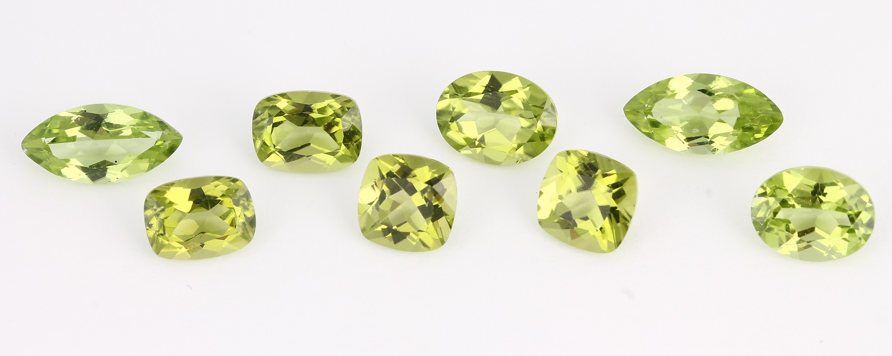 Lot 8 lose Peridots, 15.57 ct, 2 x ovalfacett., 2 x Navettes, 4 x Kissenschliff in versch. Größen