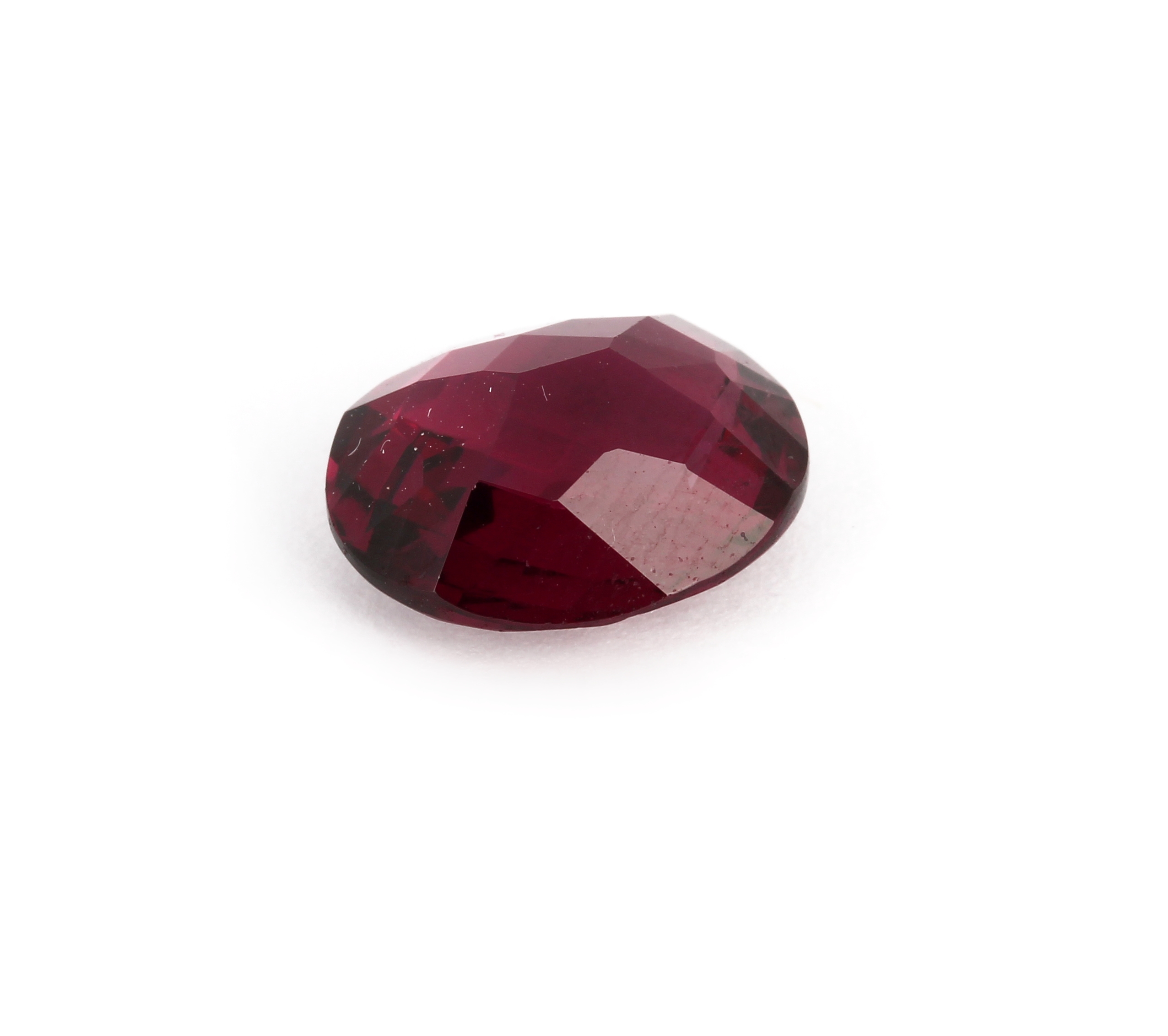 Detail a: Loser Granat, ca. 5.62 ct, oval beidseitig im Schachbrettschliff.