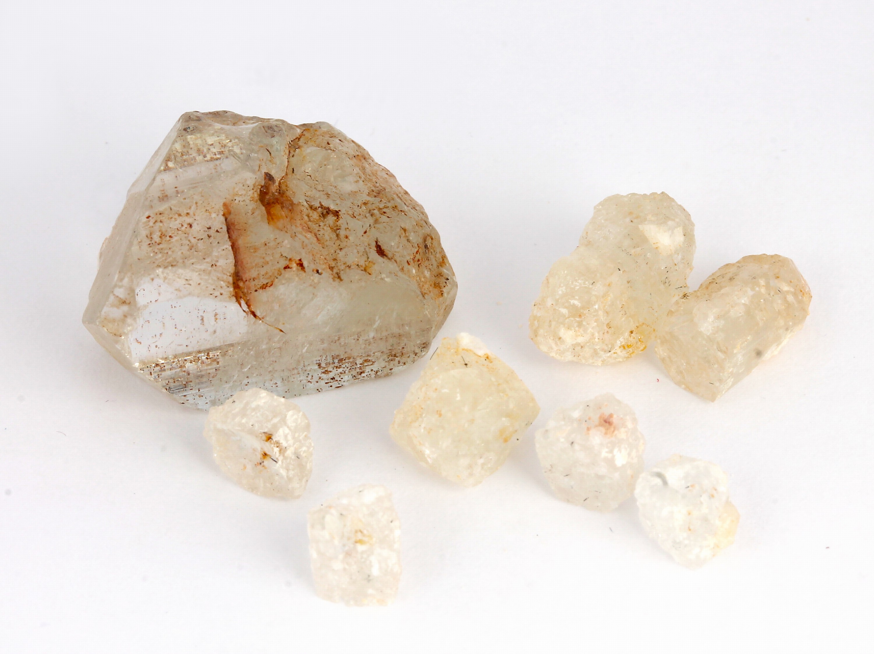 Lot 8 Topas-Rohsteine, ca. 101.5 ct, versch. Größen