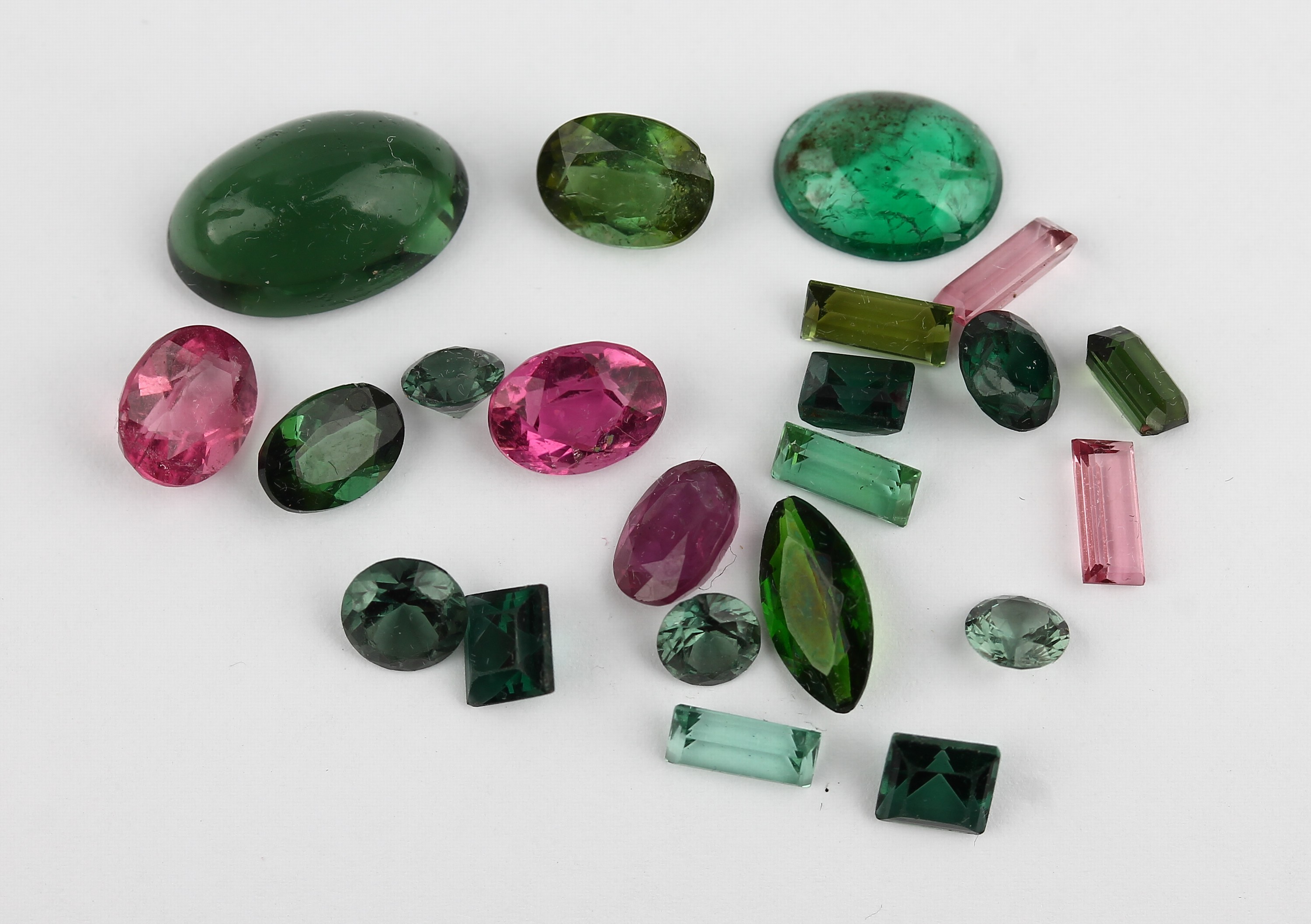 Lot lose Turmaline, ca. 21.17 ct, versch. Schliffformen, Größen und Farben, darunter 1 Smaragd