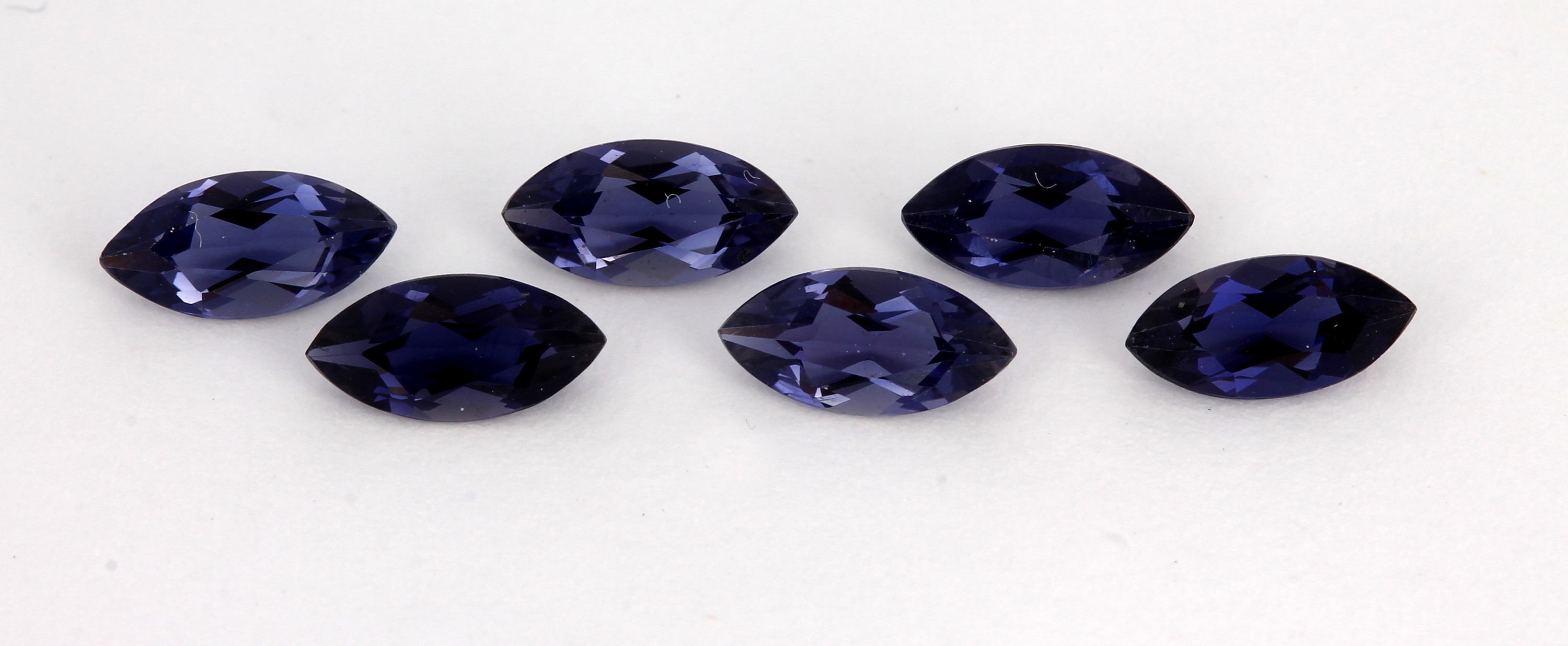 Lot 6 lose Iolithe, ca. 2.94 ct, Navetten
