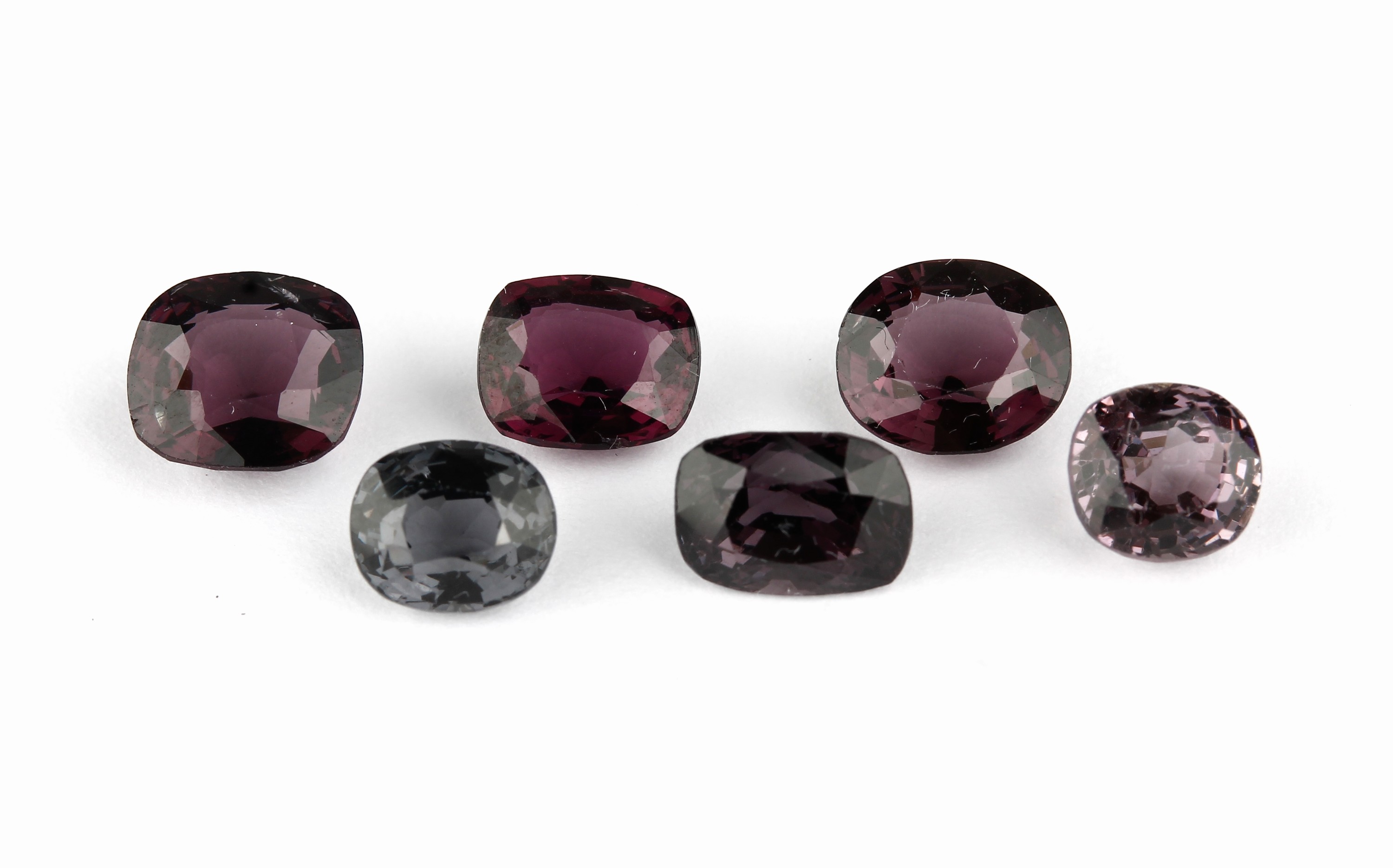 Lot 6 lose Spinelle, ca. 9.51 ct, versch. Größen, Farben und Schliffformen