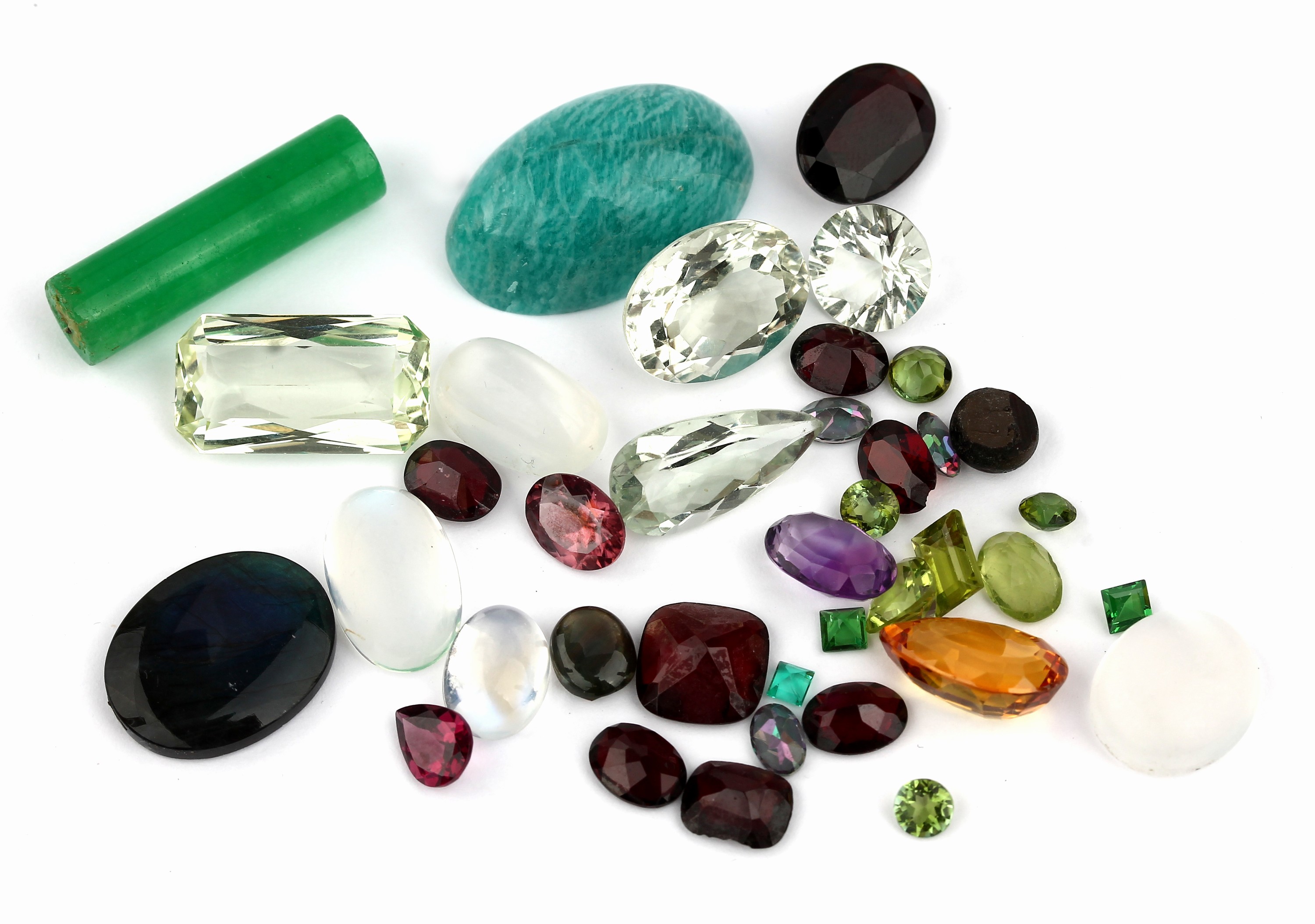 Detail a: Loser Topas, ca. 55.36 ct, ovalfacett., dazu Farbsteine und Synthesen, u.a. Mondstein,Aquamarin, Citrin, Granat und Amethyst, versch. Schliffformen, ...