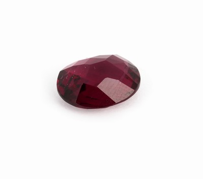 26766079a - Loose garnet, approx. 5.62 ct, oval on both sides in chess board cut. Valuation Price: 300, - EUR