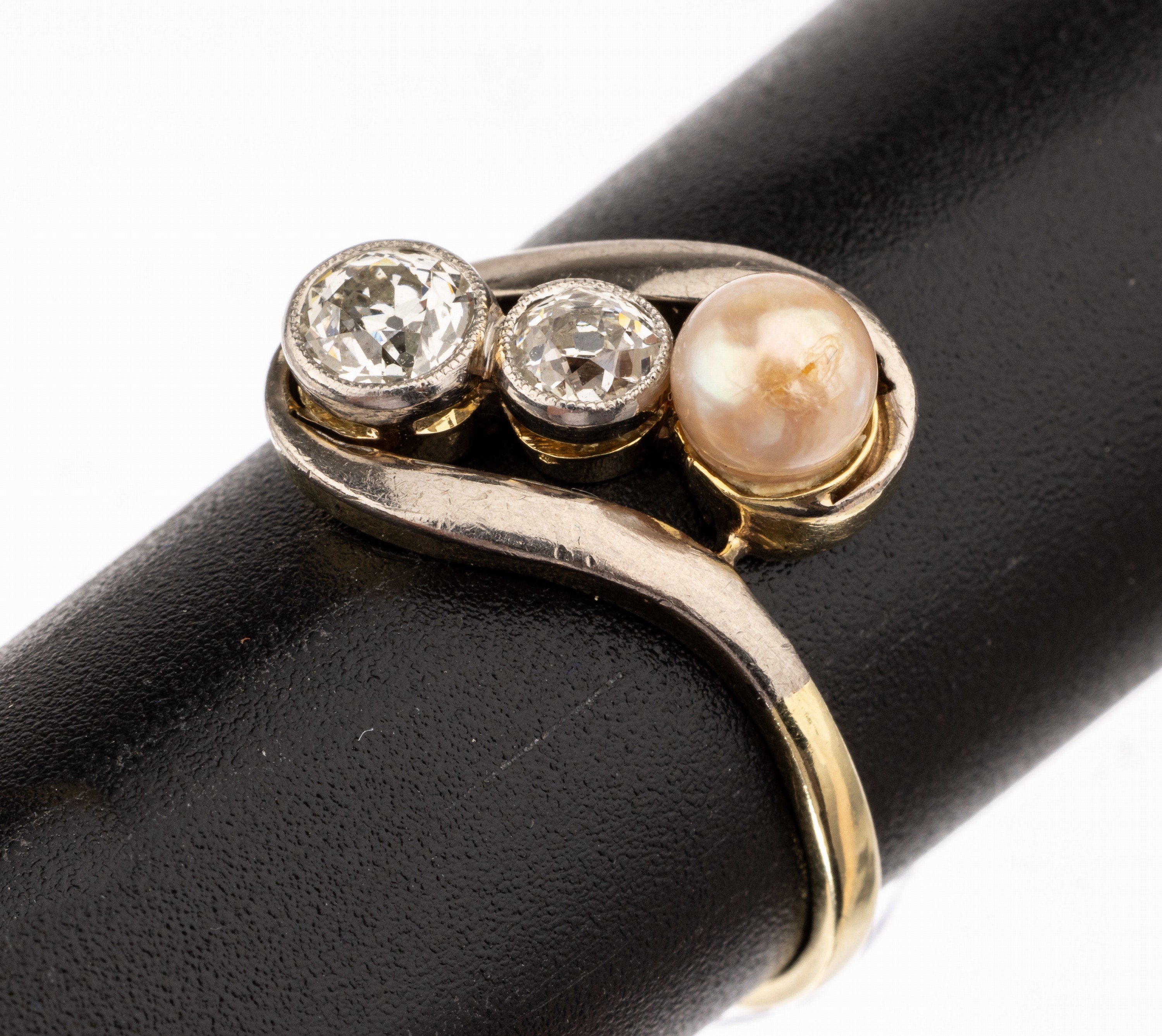 14 kt Gold Perl-Diamant-Ring, um 1900, GG 585/000, Ringkopf zeittyp. plat., 2 Altschliffdiamanten zus. ca. 0.40 ct Weiß-l.get.Weiß/p 1, 1 ...