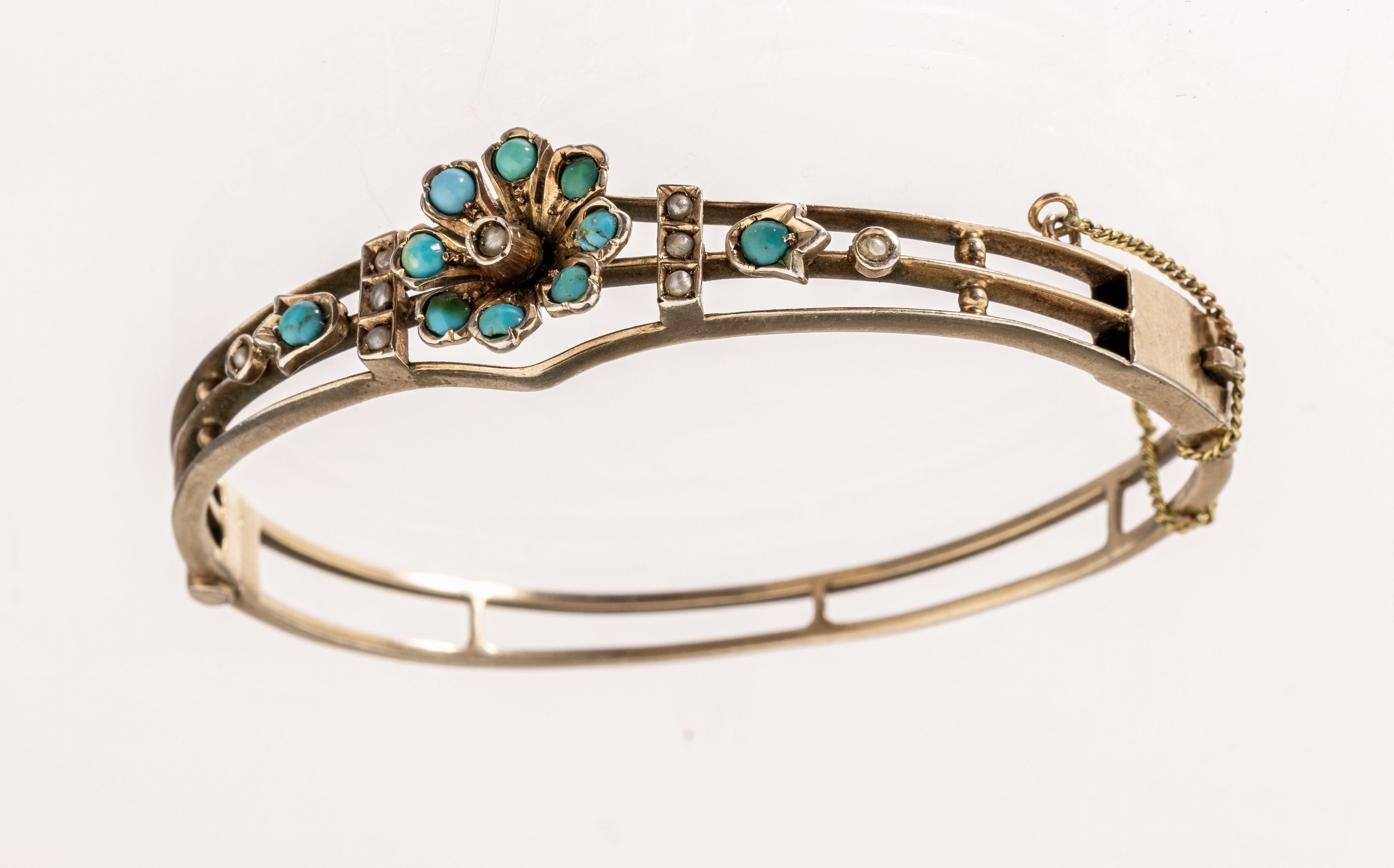 Türkis-Perl-Armreif, um 1900, Silber gepr.,schlichte zierliche Gestaltung, florale Elemente mit kl. Türkisen und kl. Saatperlen, Klappscharnier, ...