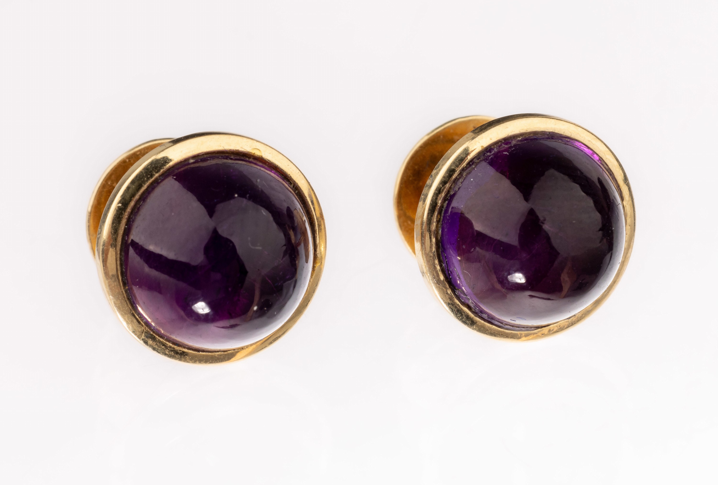 Paar 14 kt Gold Amethyst-Ohrstecker, GG 585/000, schlicht, 2 Amethyst-Cabochons, ca. 5.1 g