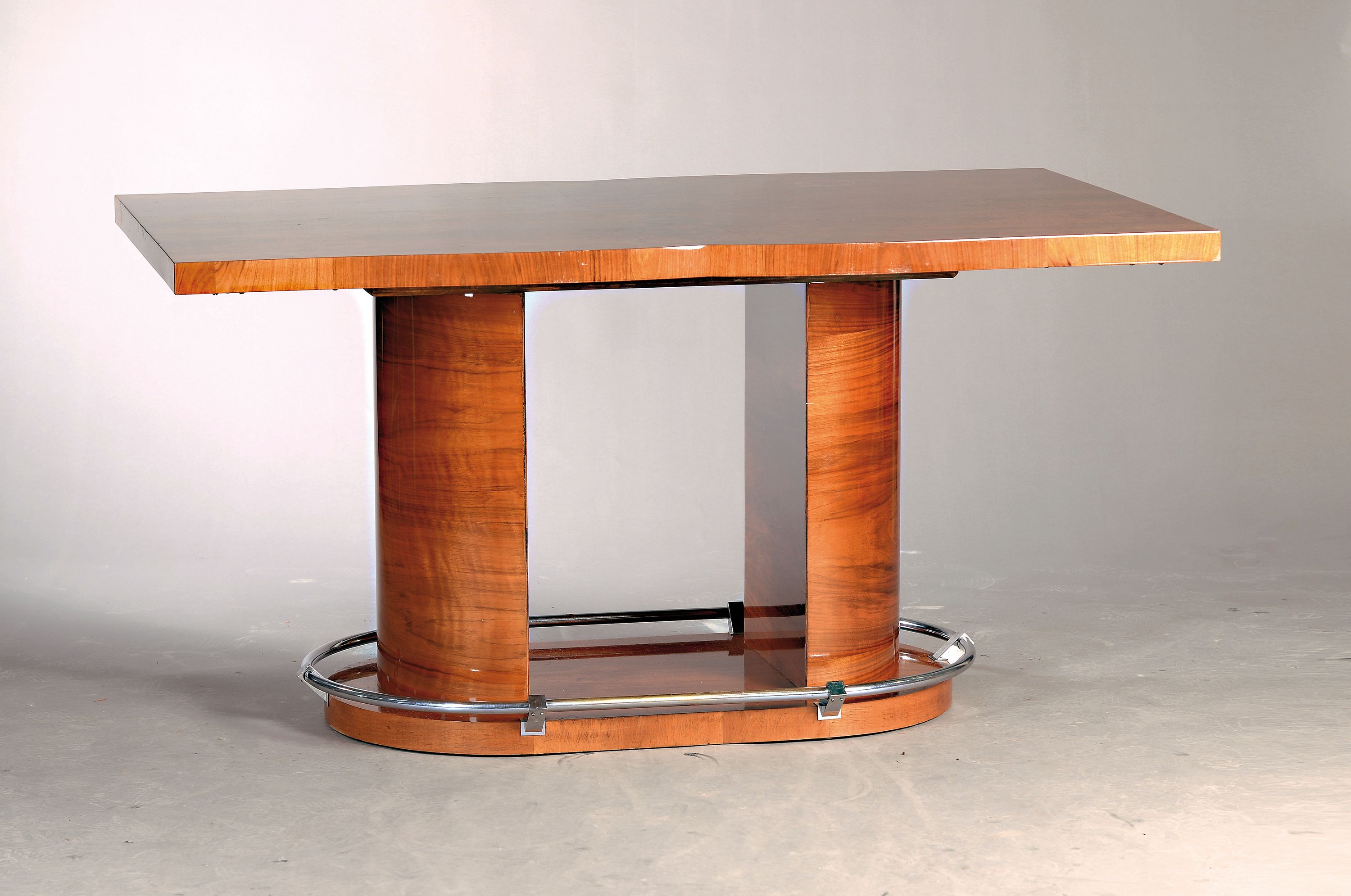 Art Deco Tisch, wohl Frankreich, um 1930, geschweifte Platte, Nußbaumwurzelfurnier, auf Sockelplatte, ca. 76 x 150 x 92 cm, EZ 2