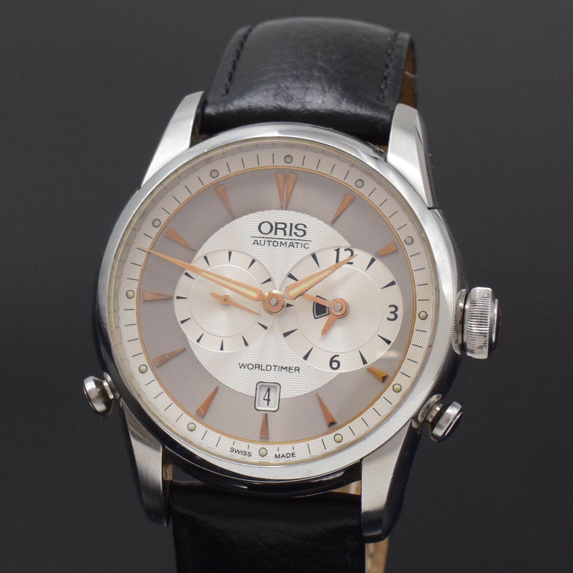 Detail a: ORIS Artelier Worldtimer Herrenarmbanduhr mit 2-Zeitzonen Referenz 7581, Schweiz um 2005, Automatik, beids. vergl. Edelstahlgeh., Boden 8-fach ...