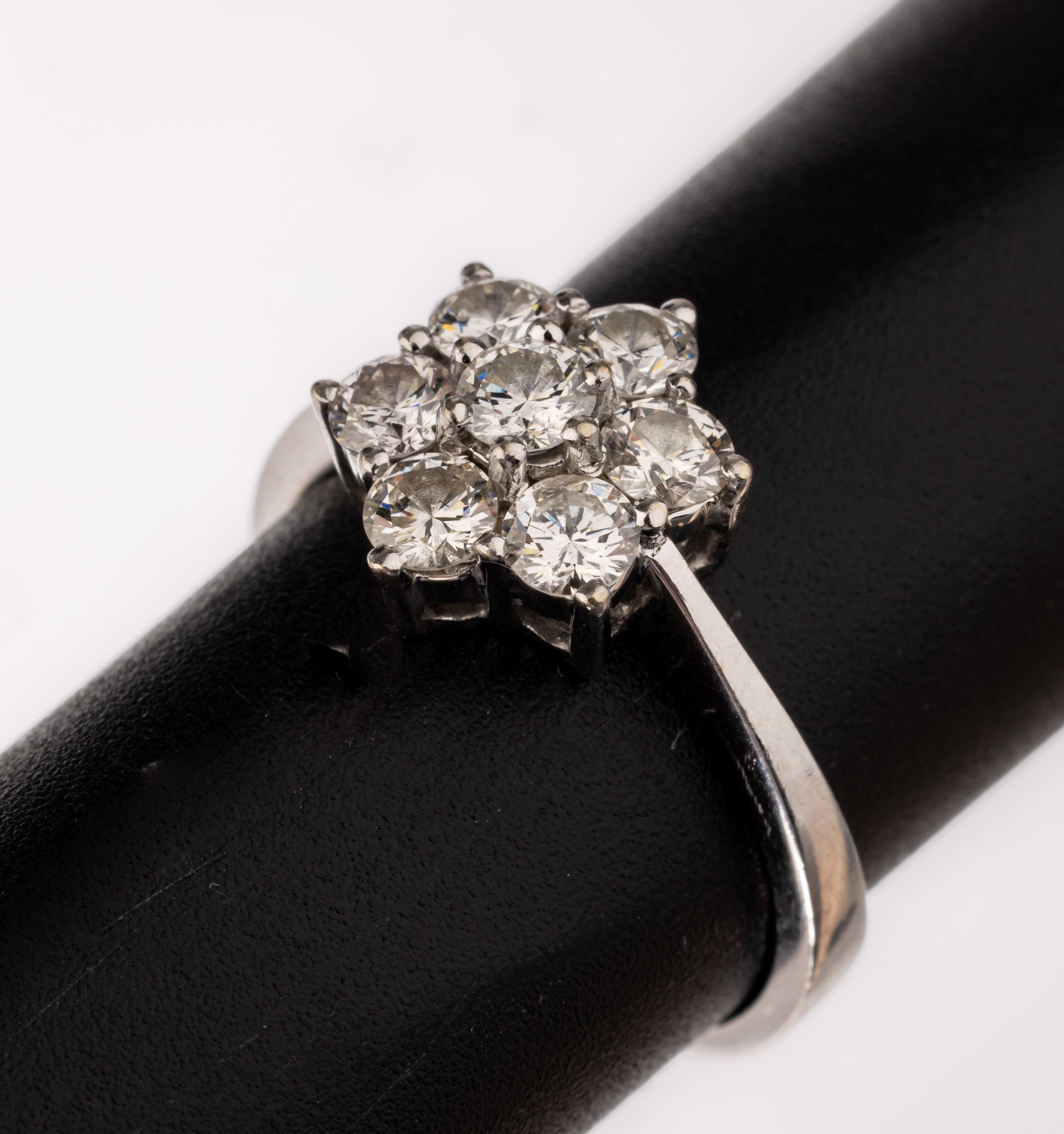 14 kt Gold Brillant-Ring, WG 585/000, 7 Brillanten zus. ca. 1.0 ct feines Weiß- Weiß/vs-si, RW 55, ca. 4.0 g