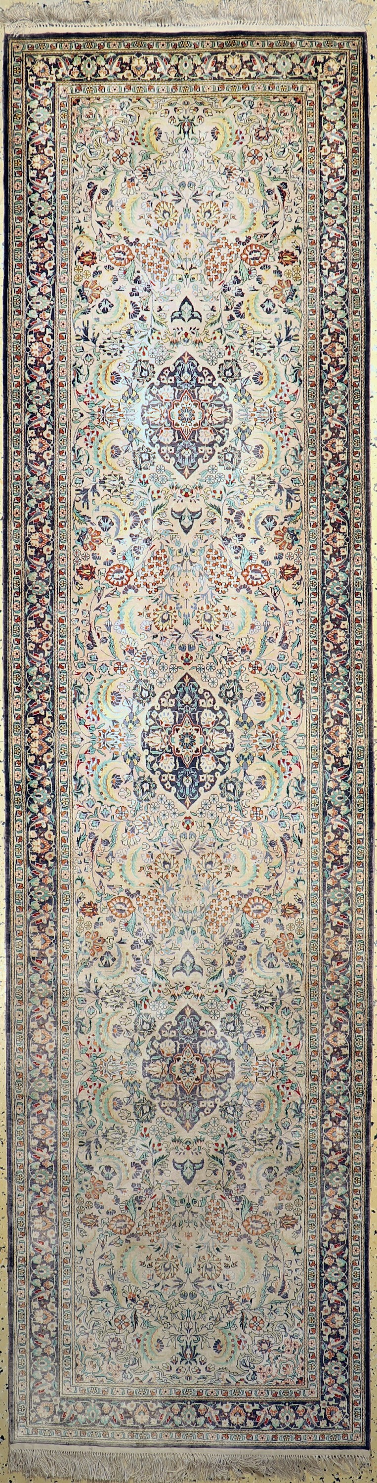 Hereke Seide fein, China, ca. 50 Jahre, reine Naturseide, ca. 310 x 80 cm, leicht verblasst, EHZ: 1-2