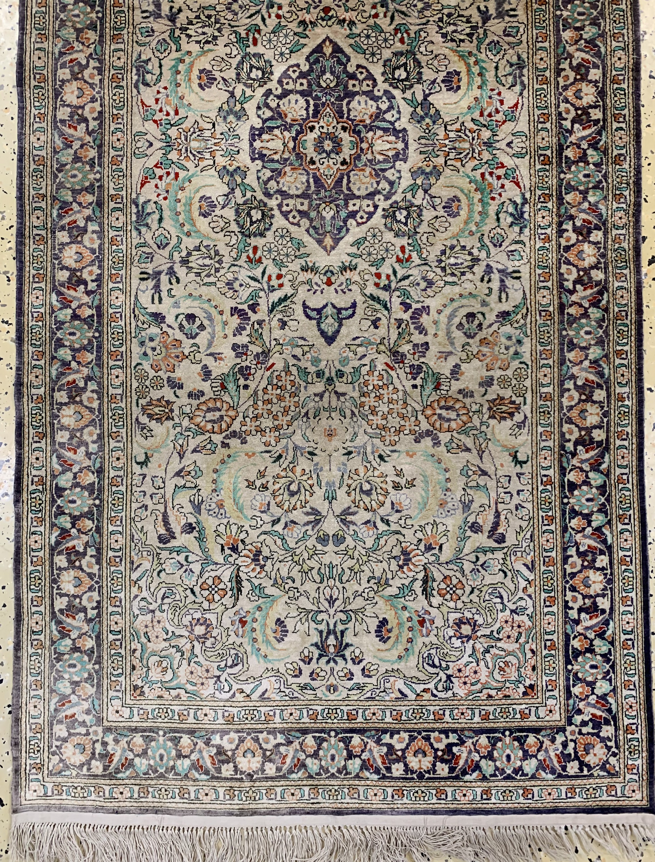 Detail a: Hereke Seide fein, China, ca. 50 Jahre, reine Naturseide, ca. 310 x 80 cm, leicht verblasst, EHZ: 1-2