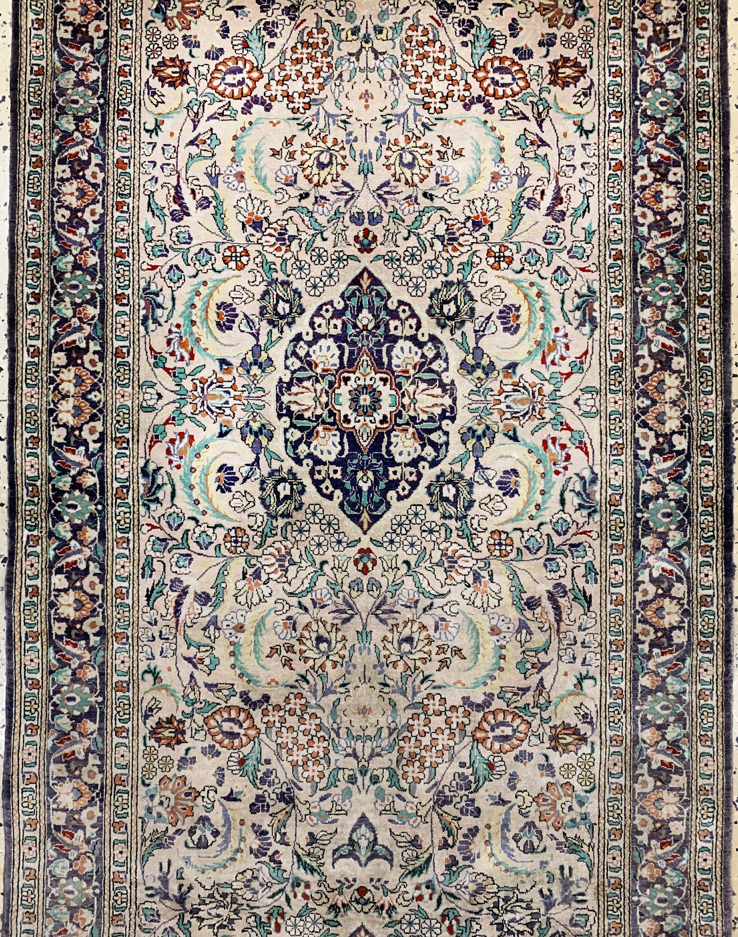 Detail b: Hereke Seide fein, China, ca. 50 Jahre, reine Naturseide, ca. 310 x 80 cm, leicht verblasst, EHZ: 1-2