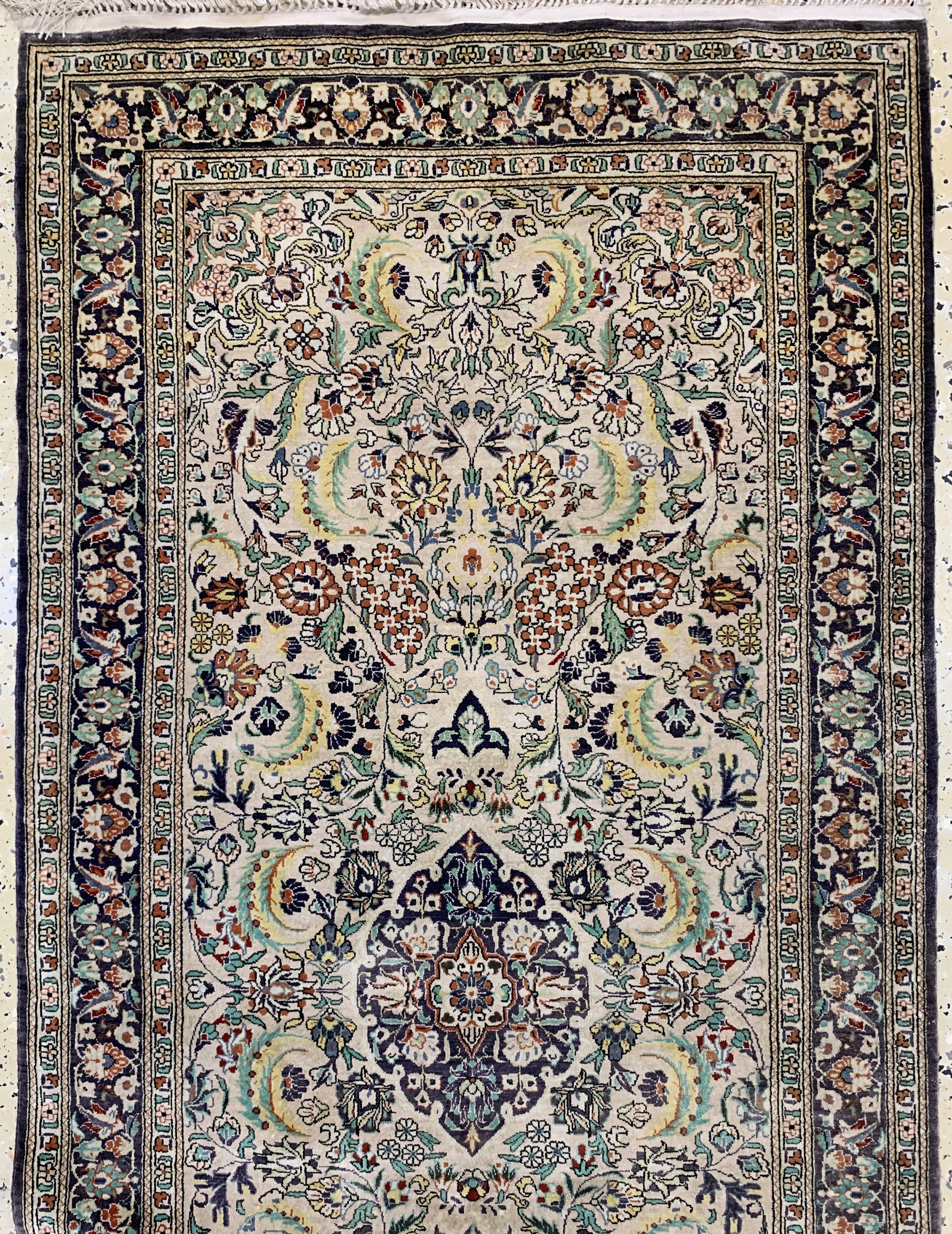 Detail c: Hereke Seide fein, China, ca. 50 Jahre, reine Naturseide, ca. 310 x 80 cm, leicht verblasst, EHZ: 1-2