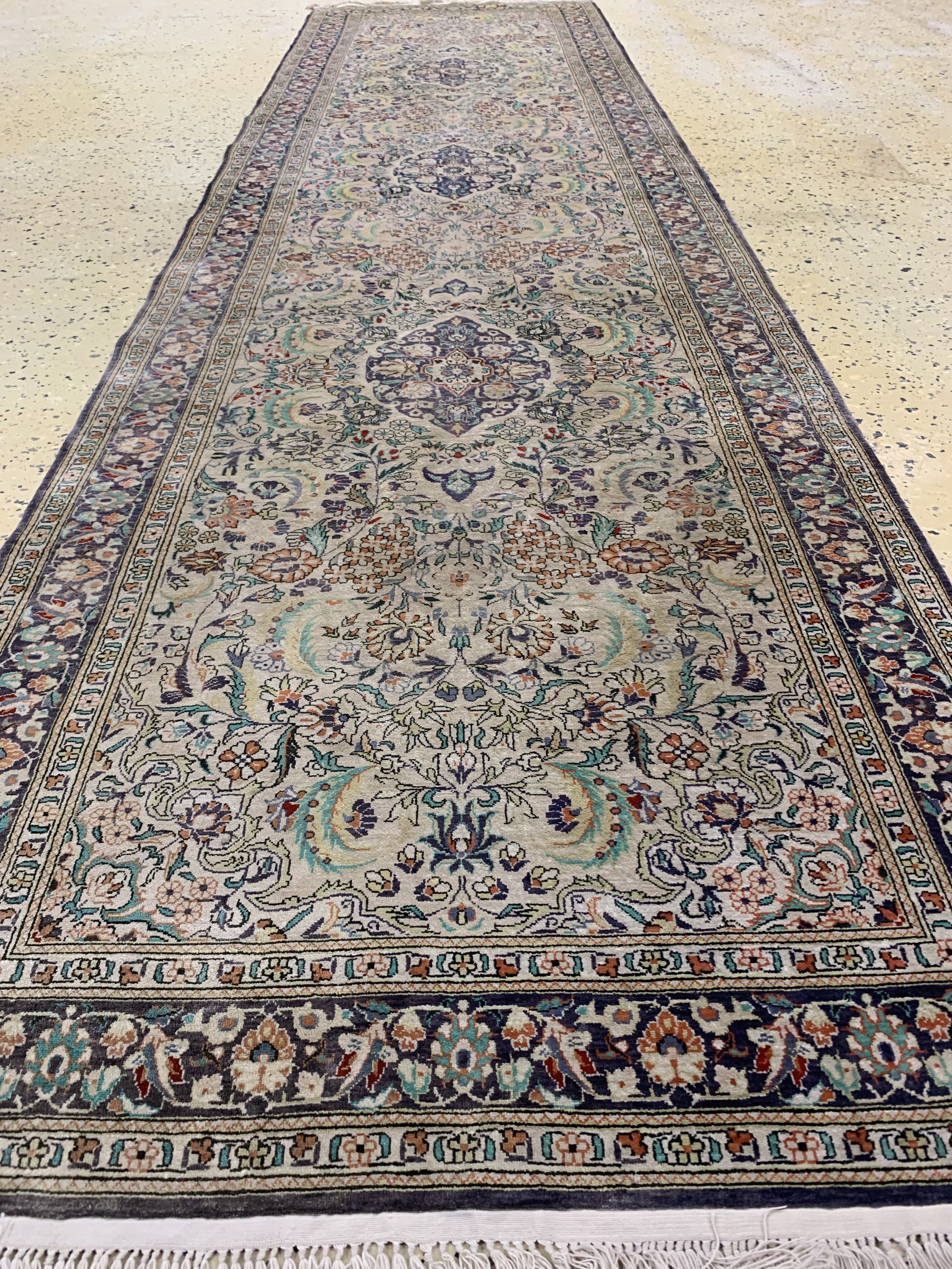 Detail d: Hereke Seide fein, China, ca. 50 Jahre, reine Naturseide, ca. 310 x 80 cm, leicht verblasst, EHZ: 1-2