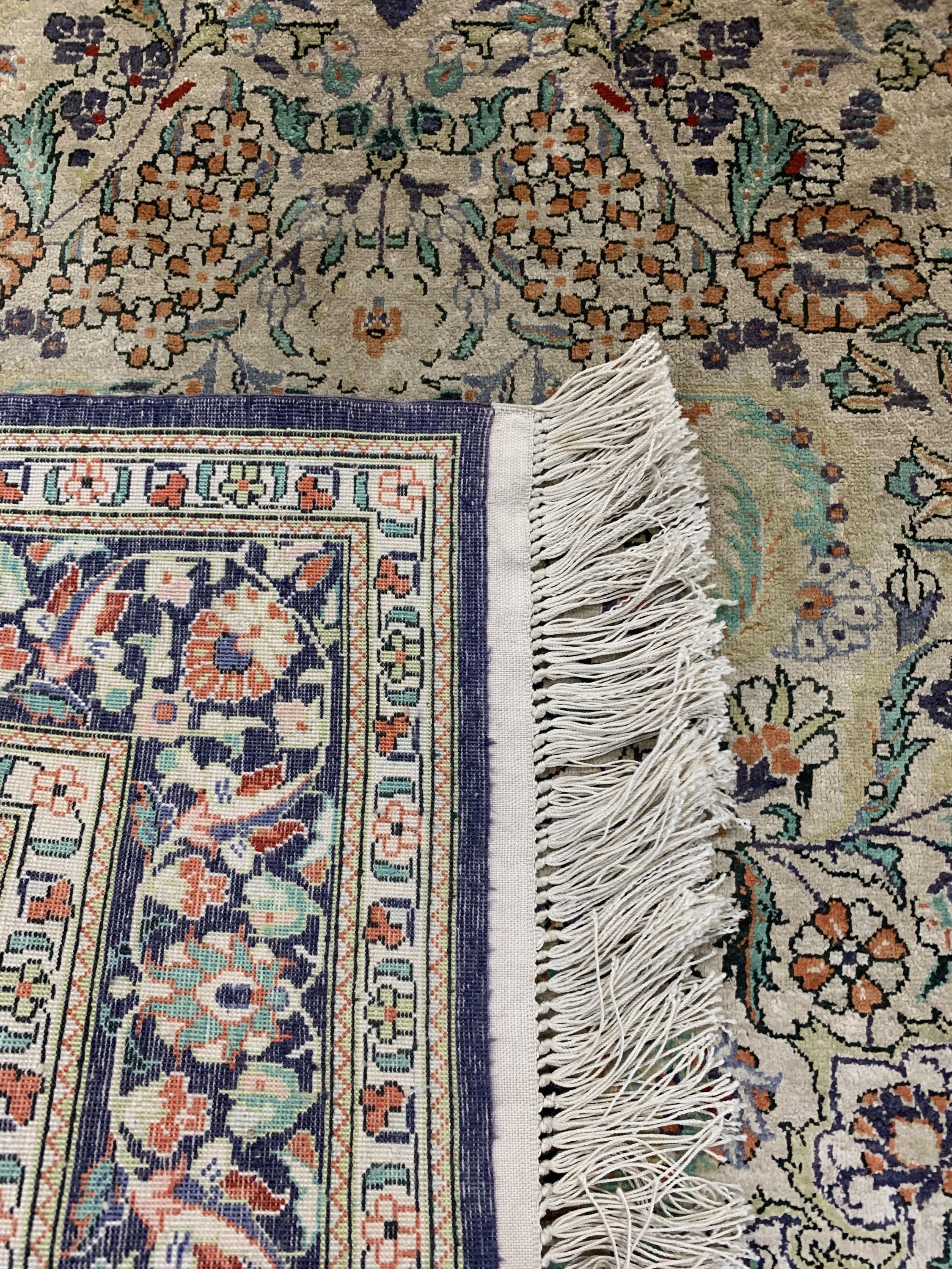Detail e: Hereke Seide fein, China, ca. 50 Jahre, reine Naturseide, ca. 310 x 80 cm, leicht verblasst, EHZ: 1-2