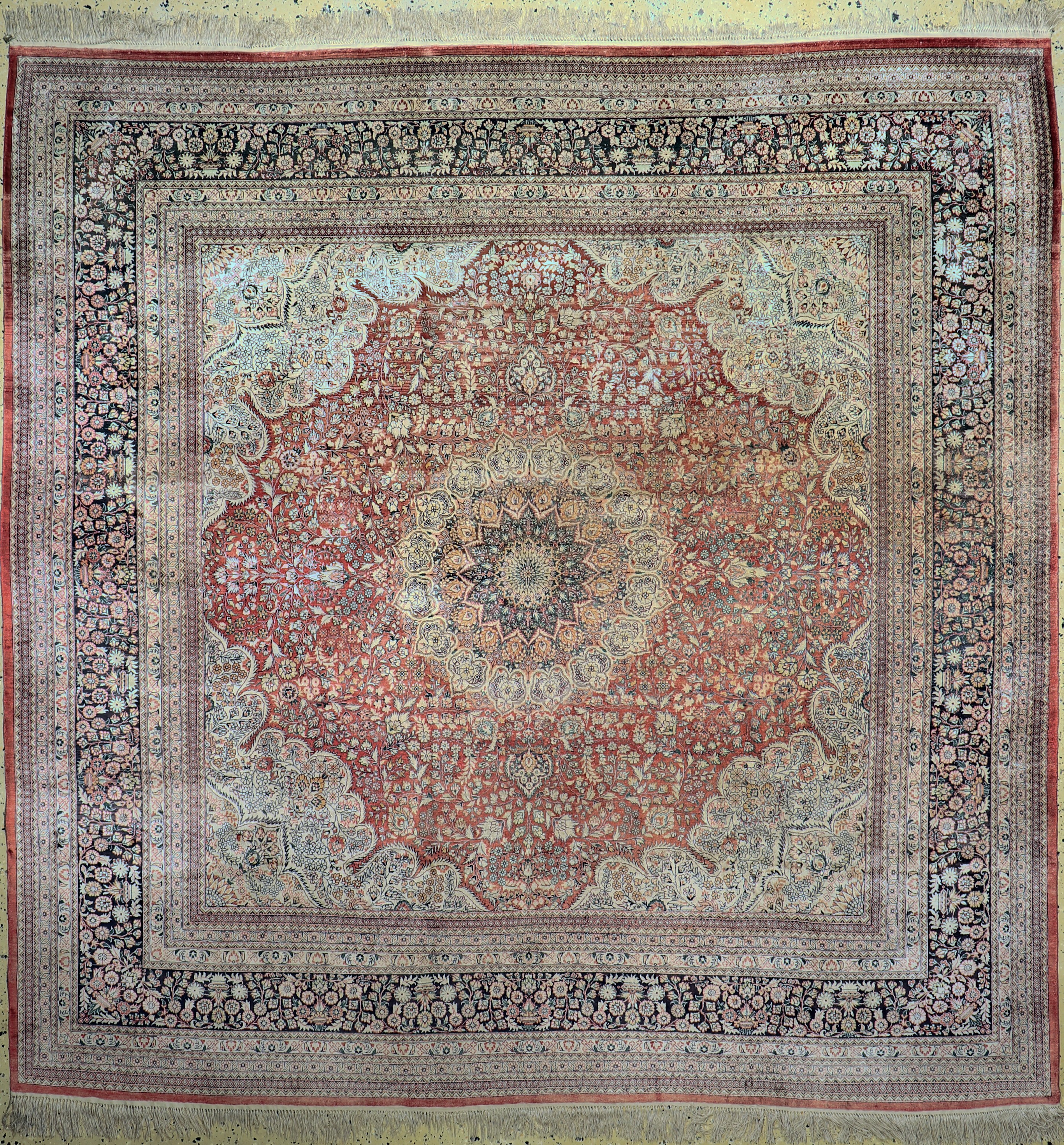 Hereke Seide fein, China, ca. 50 Jahre, reine Naturseide, ca. 250 x 245 cm, verblasst,EHZ: 2