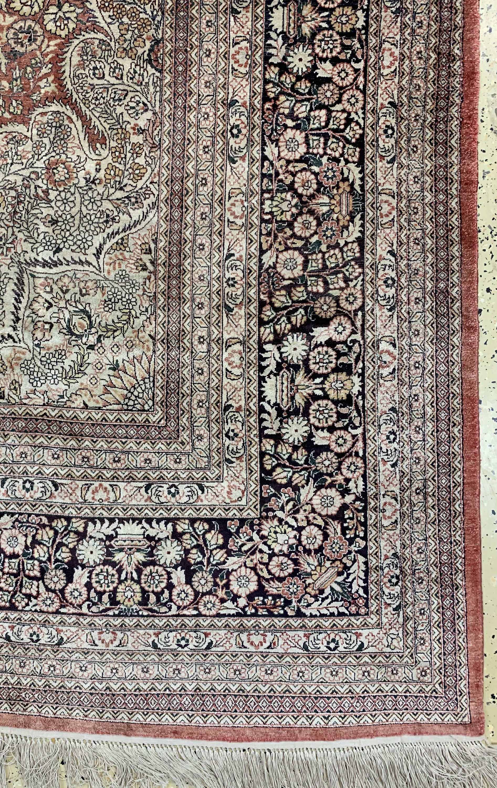 Detail a: Hereke Seide fein, China, ca. 50 Jahre, reine Naturseide, ca. 250 x 245 cm, verblasst,EHZ: 2