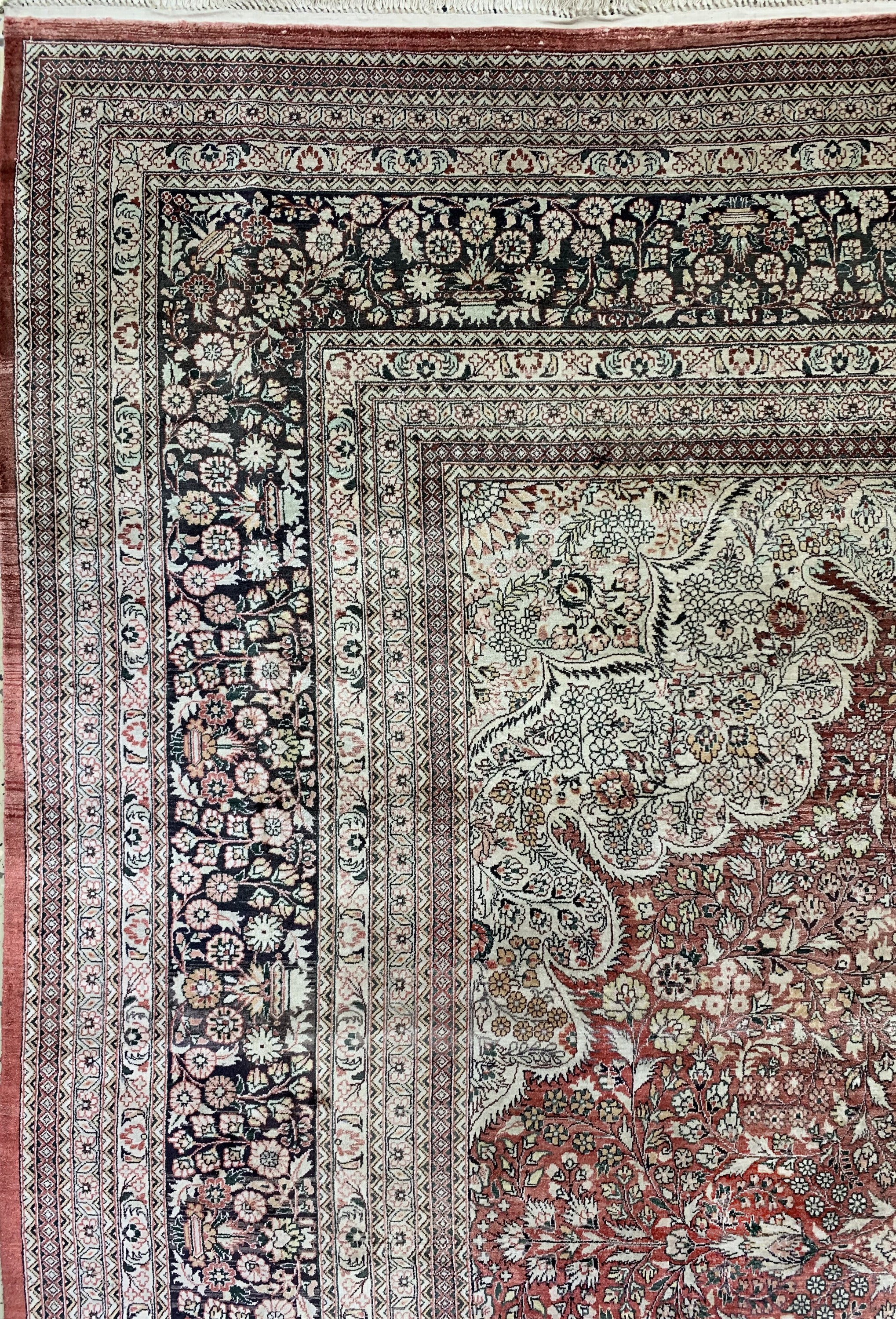 Detail c: Hereke Seide fein, China, ca. 50 Jahre, reine Naturseide, ca. 250 x 245 cm, verblasst,EHZ: 2