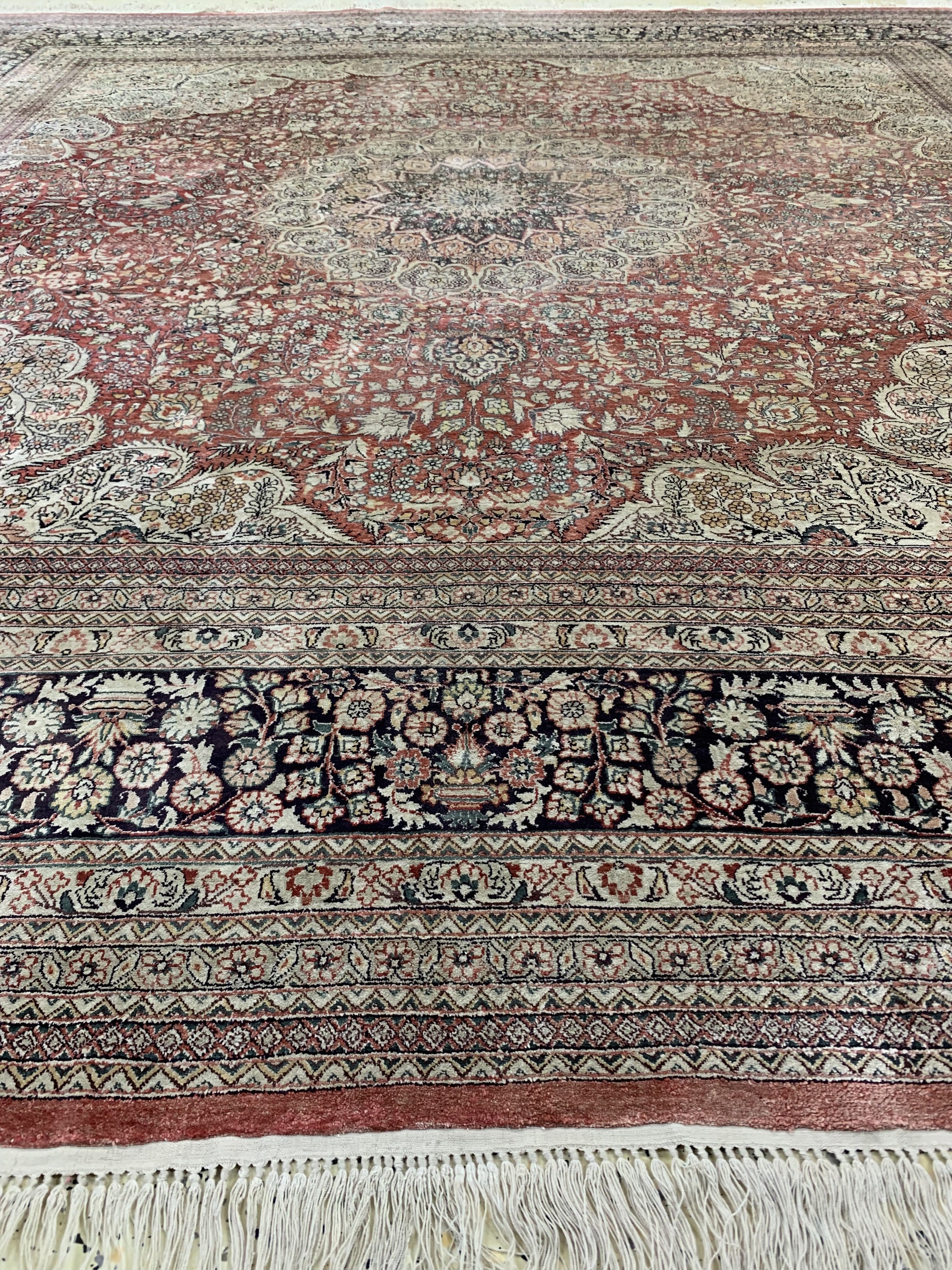 Detail d: Hereke Seide fein, China, ca. 50 Jahre, reine Naturseide, ca. 250 x 245 cm, verblasst,EHZ: 2