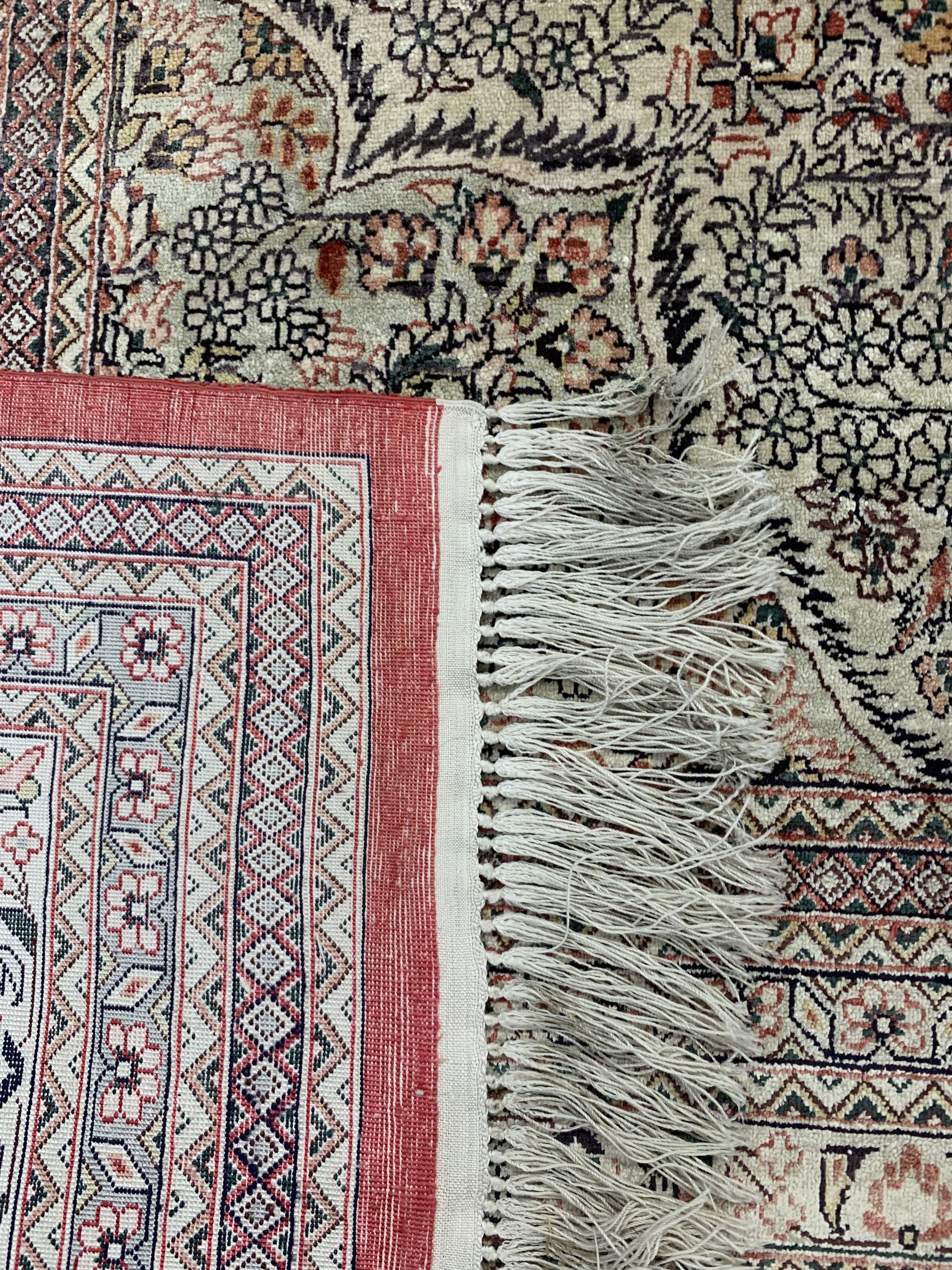 Detail e: Hereke Seide fein, China, ca. 50 Jahre, reine Naturseide, ca. 250 x 245 cm, verblasst,EHZ: 2