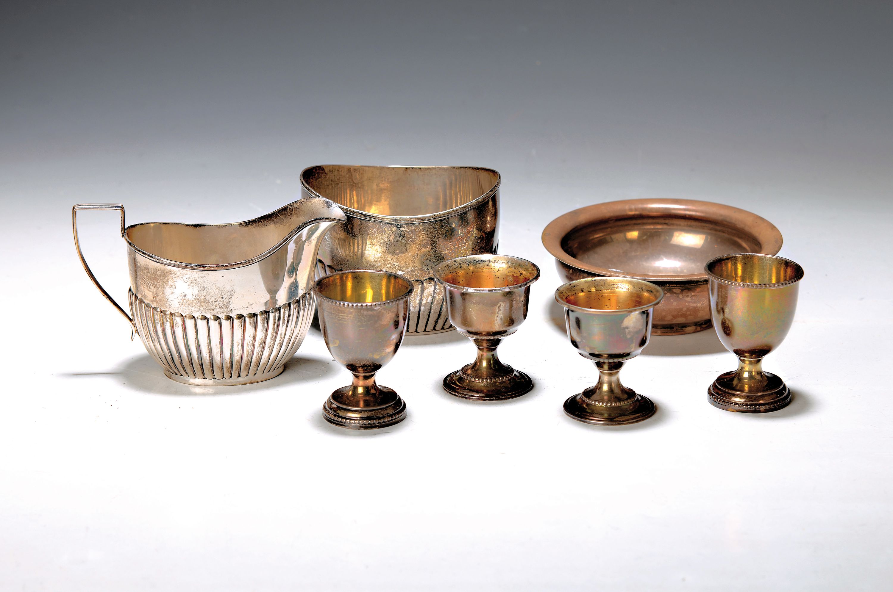 7 Teile Tafelsilber, meist England und USA, Sahnegießer und Zuckerschale, Sterling, H.ca. 8.5 cm, 2 + 2 Eierbecher, England, Sterlingsilber, H. ca. ...