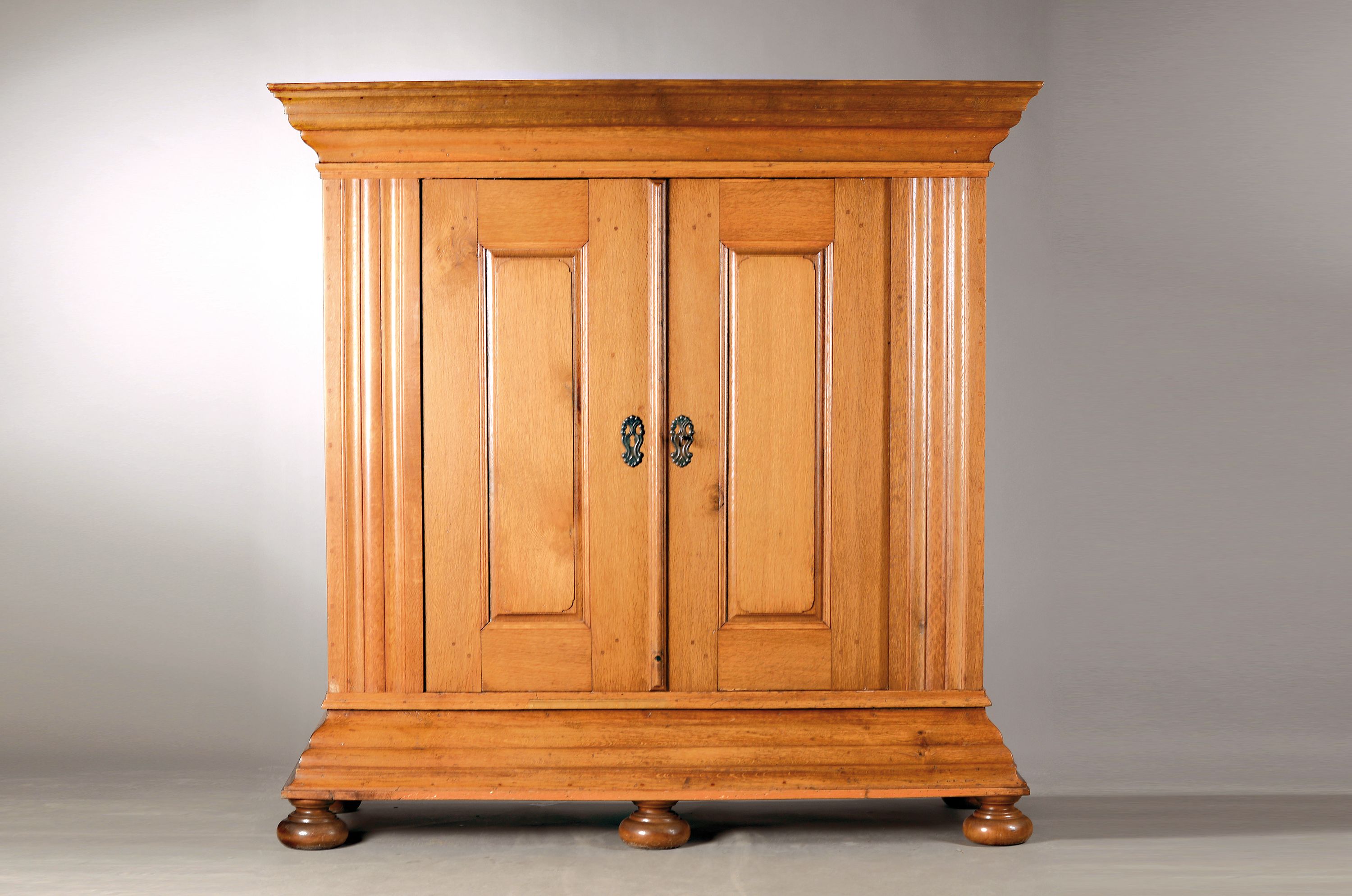 Barockschrank, um 1780, Eiche massiv, zweitürig, auf Rahmen gearbeitet, weit ausladender Kopf und Sockel, Einlegeböden neu, Beschläge auf der ...