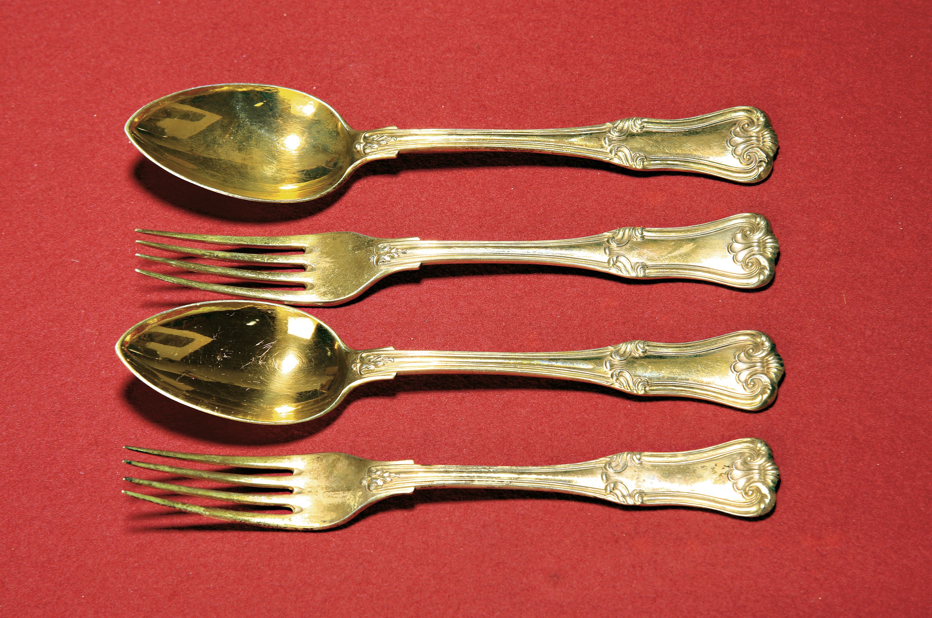 6 Löffel und 6 Gabeln, deutsch, 19. Jh., 13-lötiges Silber, vergoldet, Muscheldekor, ca. 18cm, ca. 657 g, qualitätvolle Verarbeitung