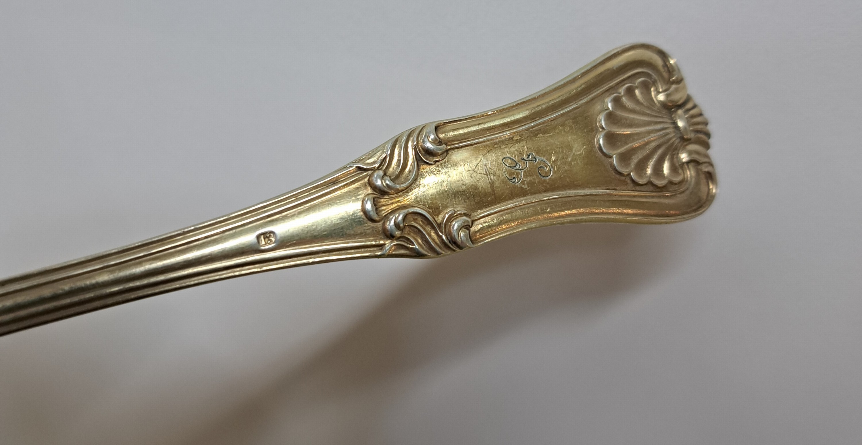 Detail a: 6 Löffel und 6 Gabeln, deutsch, 19. Jh., 13-lötiges Silber, vergoldet, Muscheldekor, ca. 18cm, ca. 657 g, qualitätvolle Verarbeitung