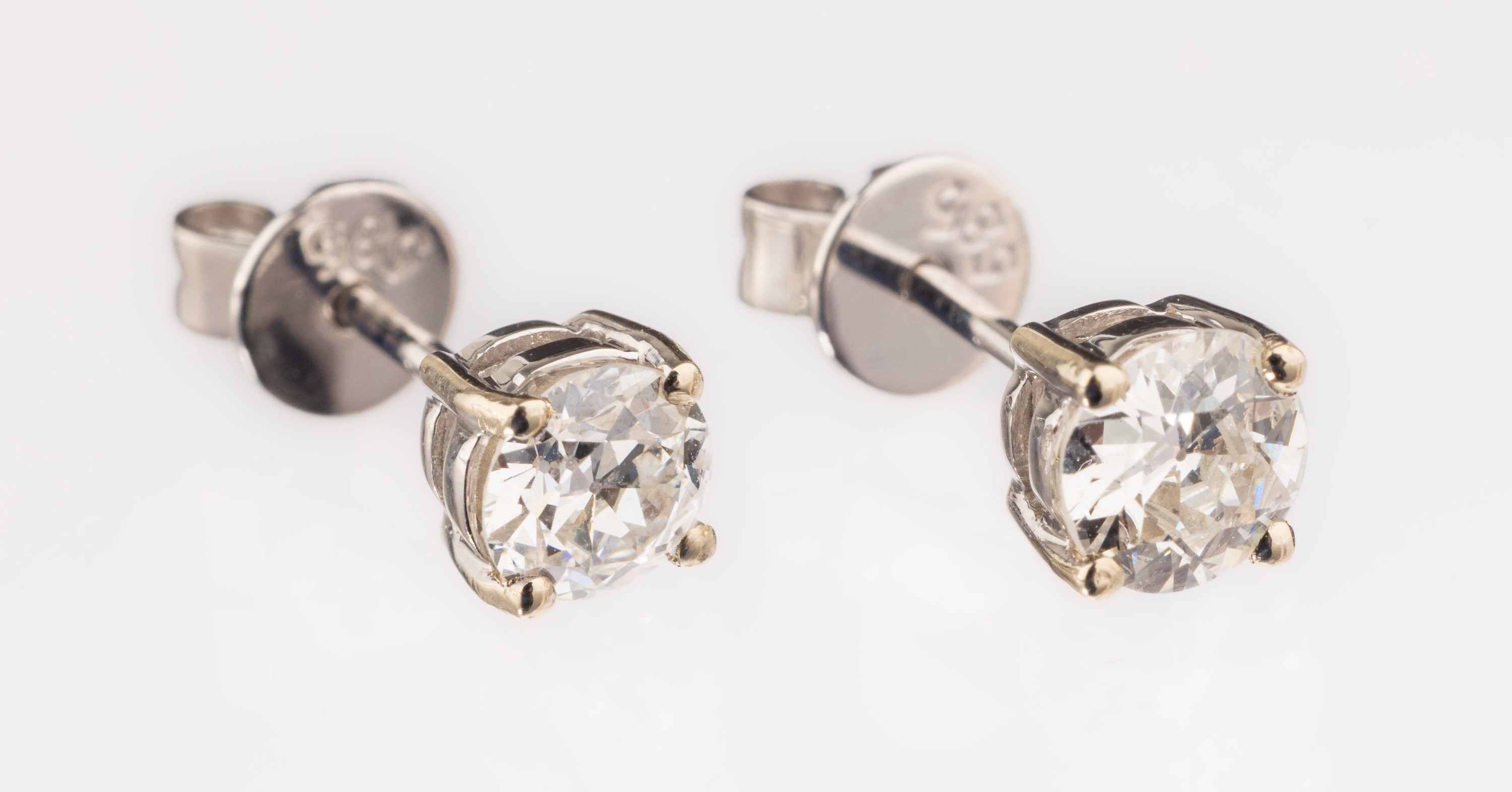 Paar 14 kt Gold Brillant-Ohrstecker, WG 585/000, 2 Brillanten zus. ca. 0.62 ct Weiß/si