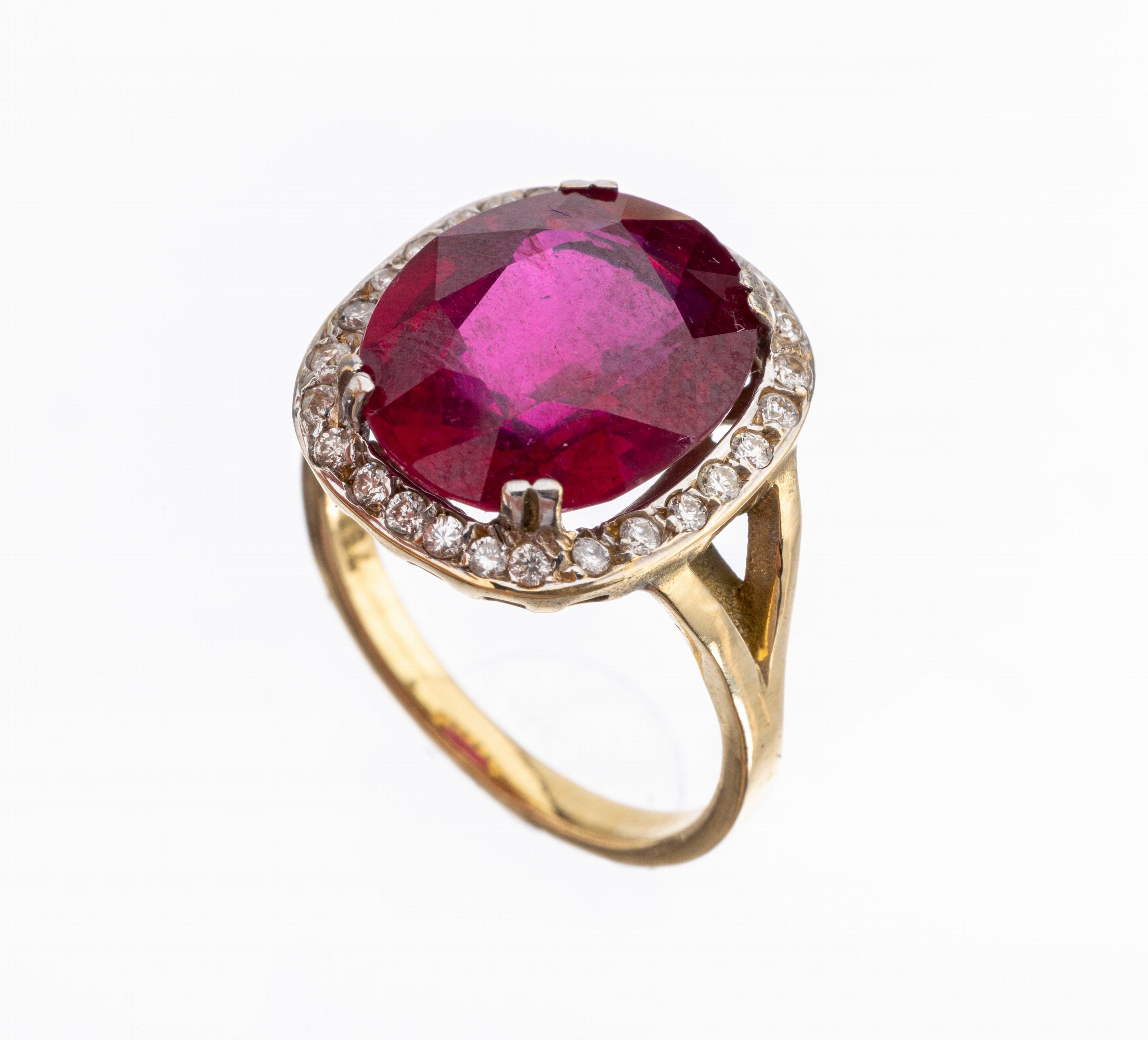 18 kt Gold Rubin-Brillant-Ring, GG 750/000,ovalfacett. Rubin (beh.) ca. 7.70 ct, 27 Brillanten zus. ca. 0.37 ct Weiß-get.Weiß/si, ca. 6.0 g, RW 51