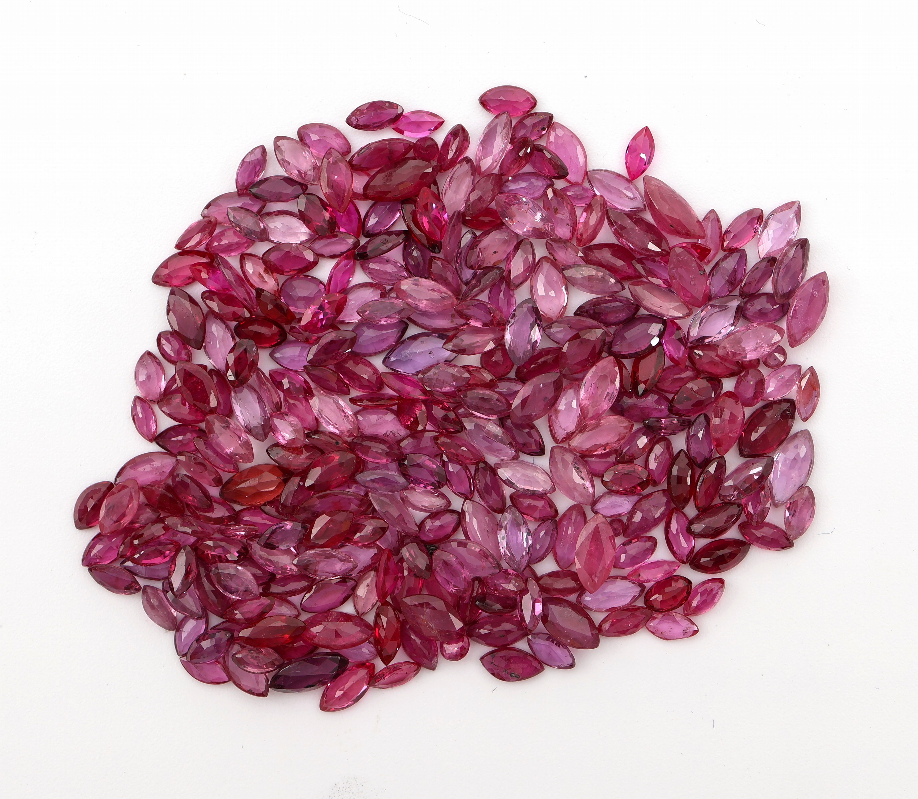 Lot lose Rubine zus. ca. 38.51 ct, überwiegendNavette in versch. Größen und Qualitäten