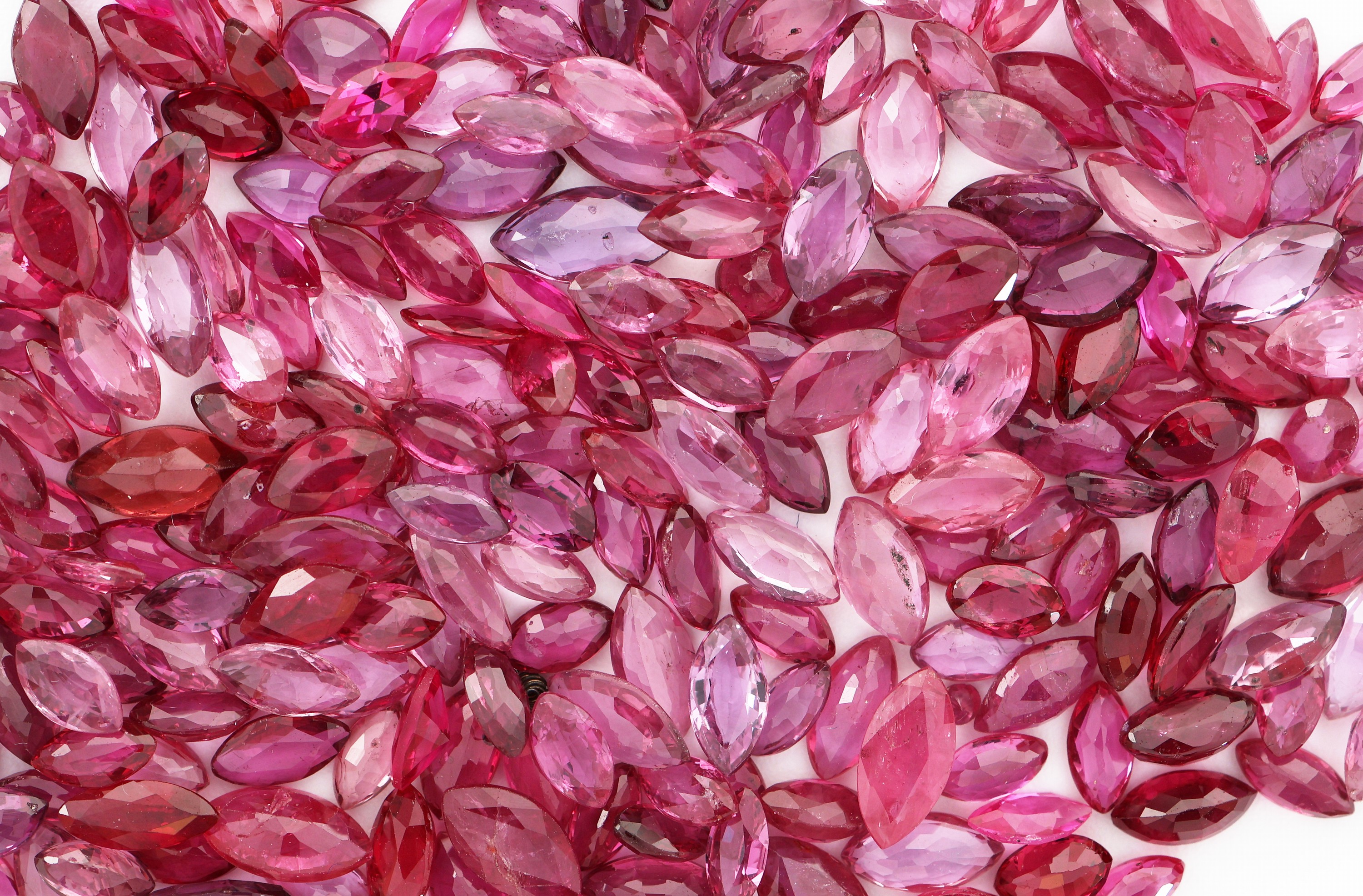 Detail a: Lot lose Rubine zus. ca. 38.51 ct, überwiegendNavette in versch. Größen und Qualitäten