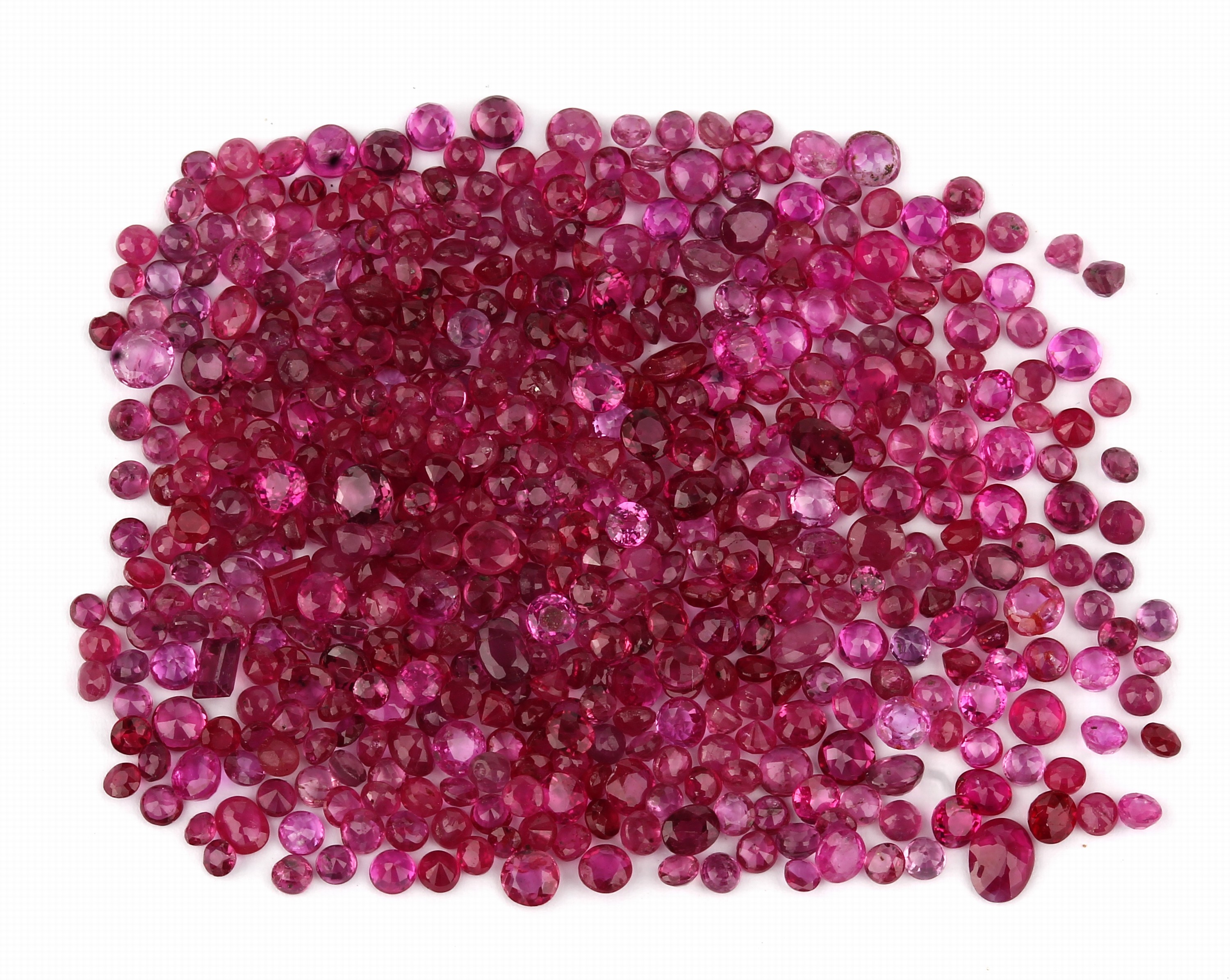 Lot lose Rubine zus. ca. 28.20 ct, überwiegend rundfacett., versch. Größen und Qualitäten, Ausfassware