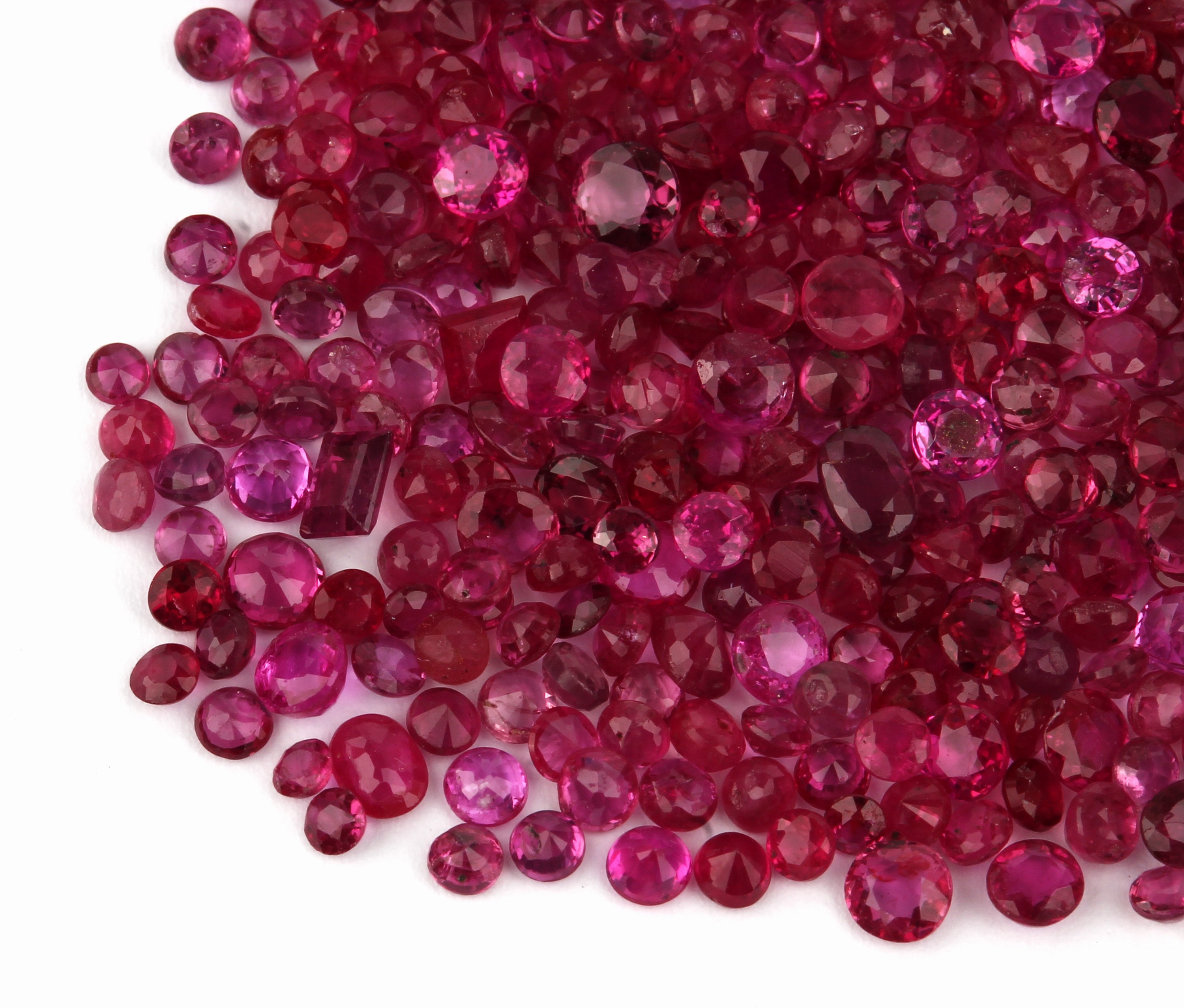 Detail a: Lot lose Rubine zus. ca. 28.20 ct, überwiegend rundfacett., versch. Größen und Qualitäten, Ausfassware