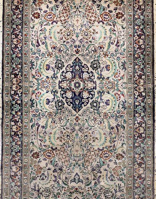 26766661b - Hereke silk fine, China, approx. 50 years, pure natural silk, approx. 310 x 80 cm, slightly faded colors, condition: 1-2. Rugs, Carpets & Flatweaves