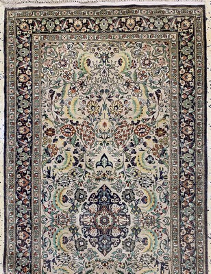 26766661c - Hereke silk fine, China, approx. 50 years, pure natural silk, approx. 310 x 80 cm, slightly faded colors, condition: 1-2. Rugs, Carpets & Flatweaves