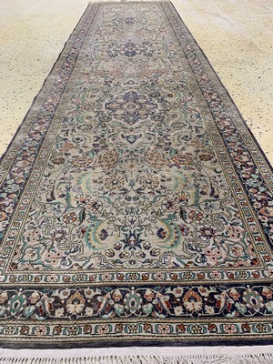 26766661d - Hereke silk fine, China, approx. 50 years, pure natural silk, approx. 310 x 80 cm, slightly faded colors, condition: 1-2. Rugs, Carpets & Flatweaves