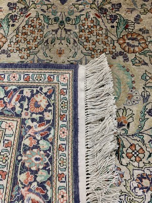26766661e - Hereke silk fine, China, approx. 50 years, pure natural silk, approx. 310 x 80 cm, slightly faded colors, condition: 1-2. Rugs, Carpets & Flatweaves